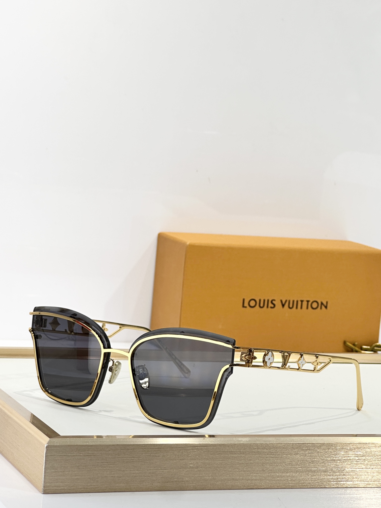  LOUIS VUITTO*
MODEL：Z2938U
SIZE：62口14-145
