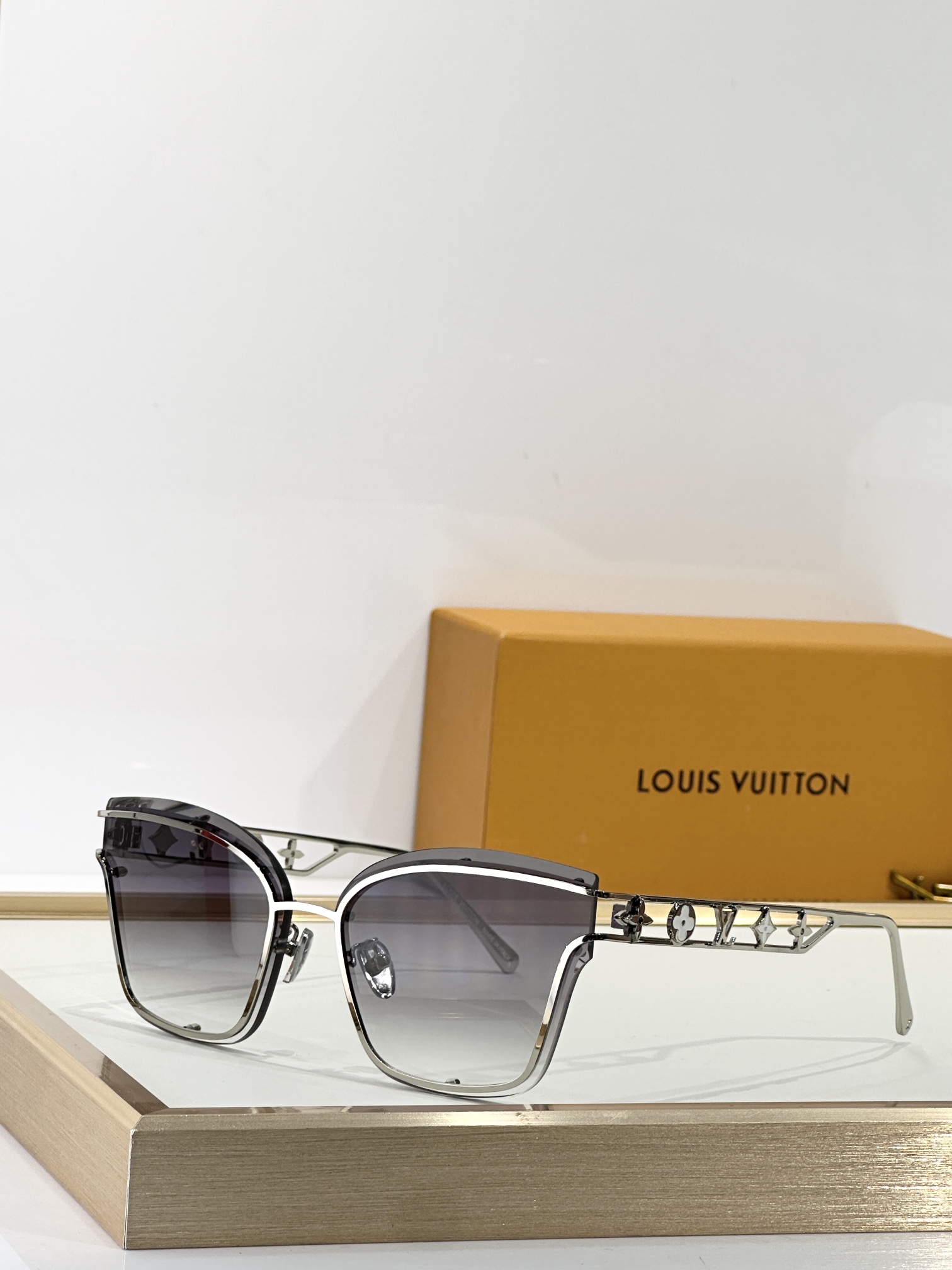  LOUIS VUITTO*
MODEL：Z2938U
SIZE：62口14-145
