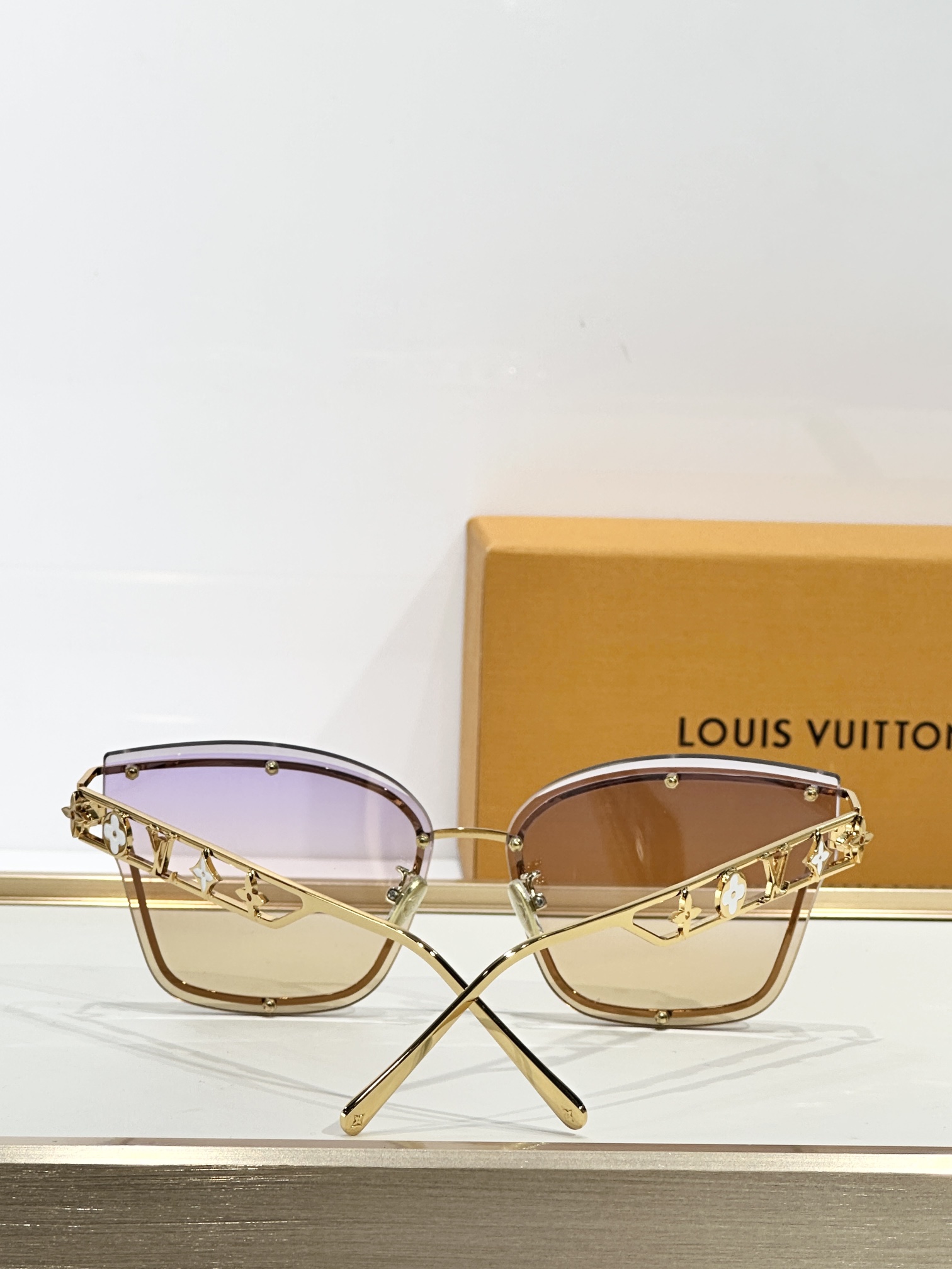  LOUIS VUITTO*
MODEL：Z2938U
SIZE：62口14-145
