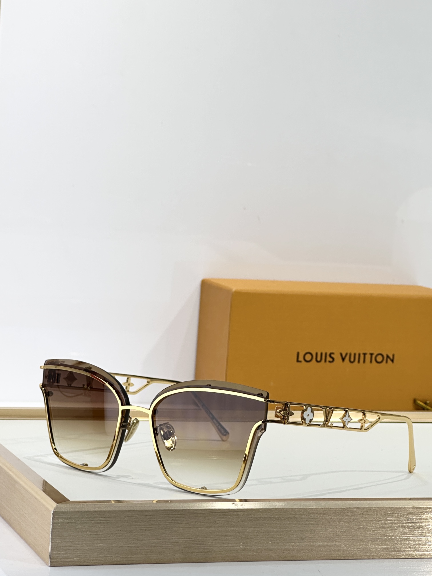  LOUIS VUITTO*
MODEL：Z2938U
SIZE：62口14-145
