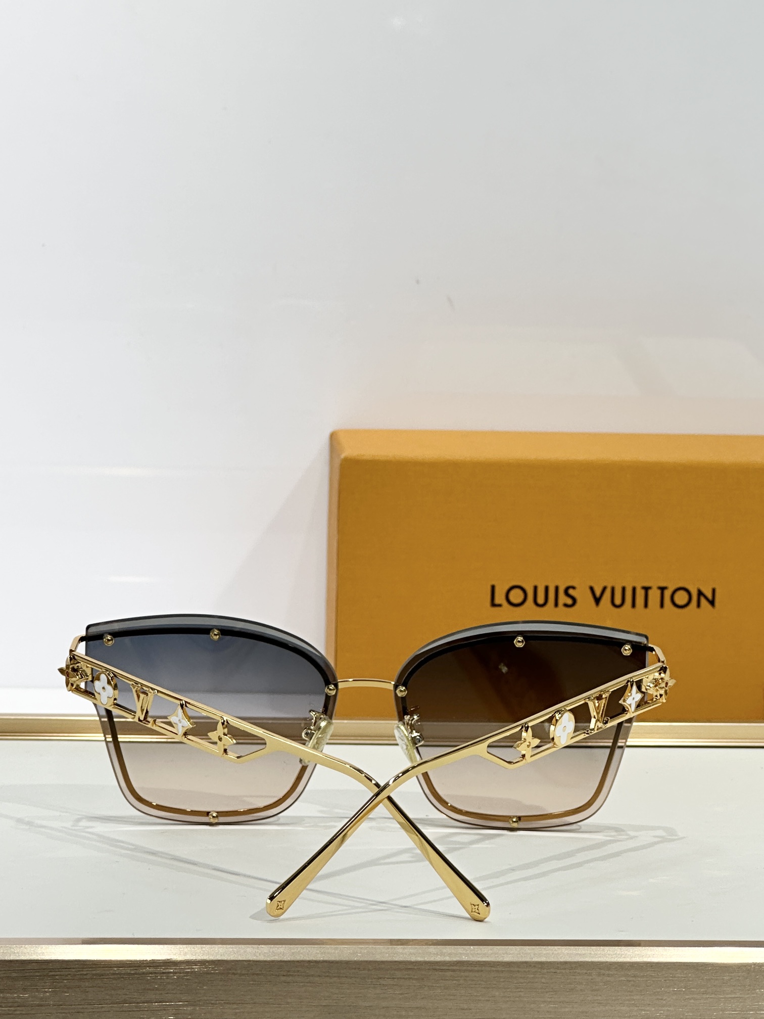  LOUIS VUITTO*
MODEL：Z2938U
SIZE：62口14-145
