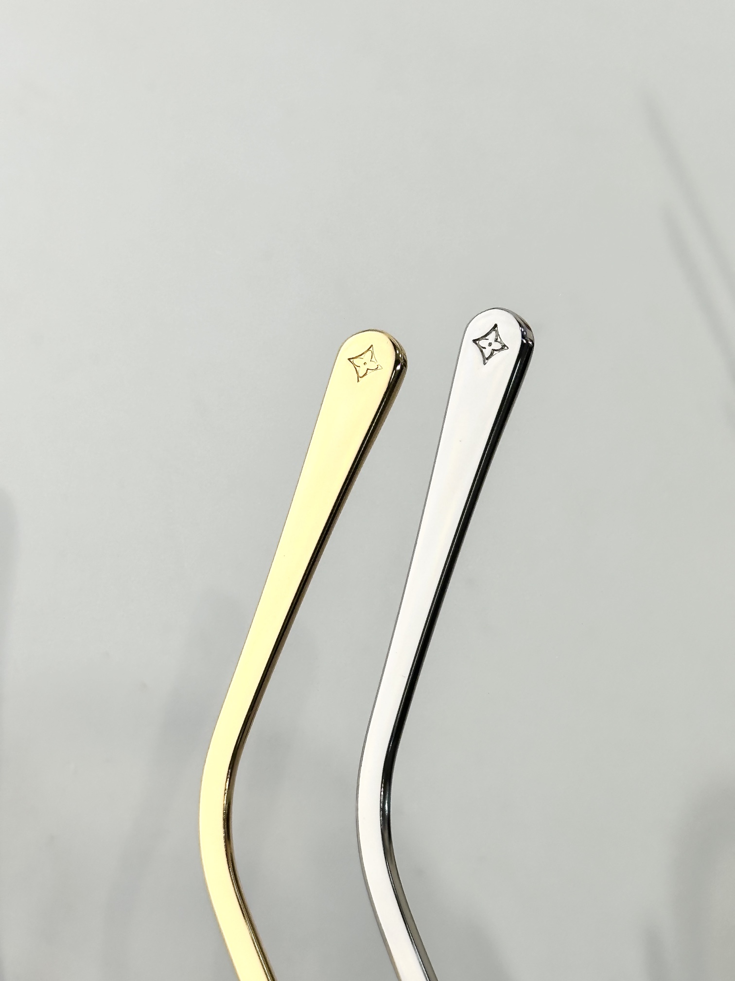  LOUIS VUITTO*
MODEL：Z2938U
SIZE：62口14-145
