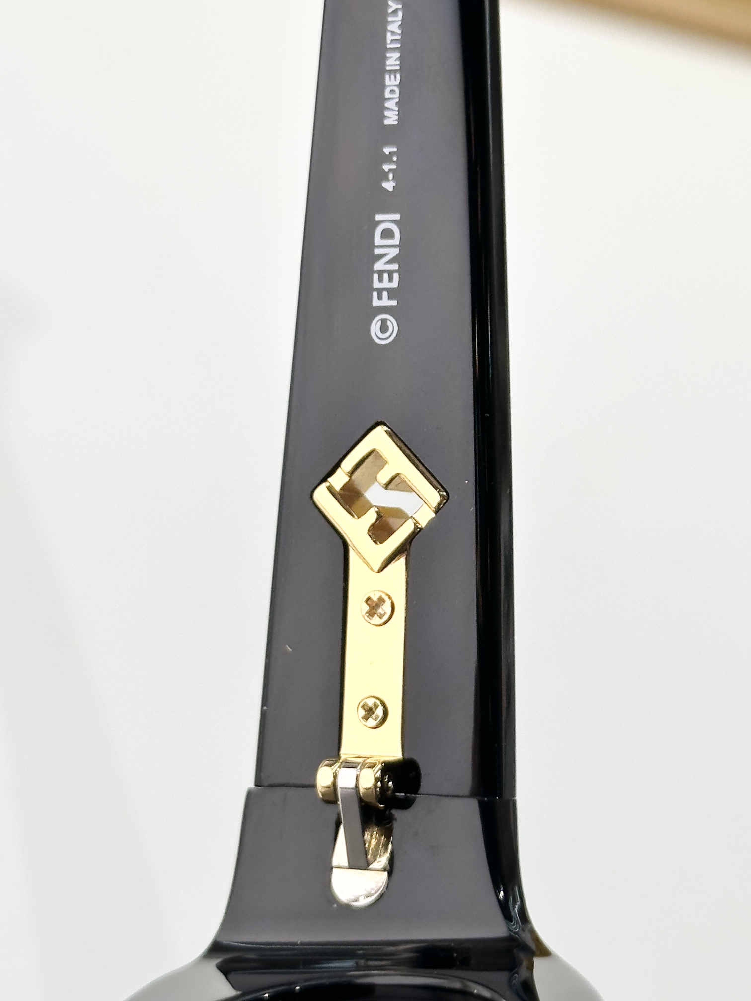  Fendi*
MOD FE40149U
Size58-19-140
