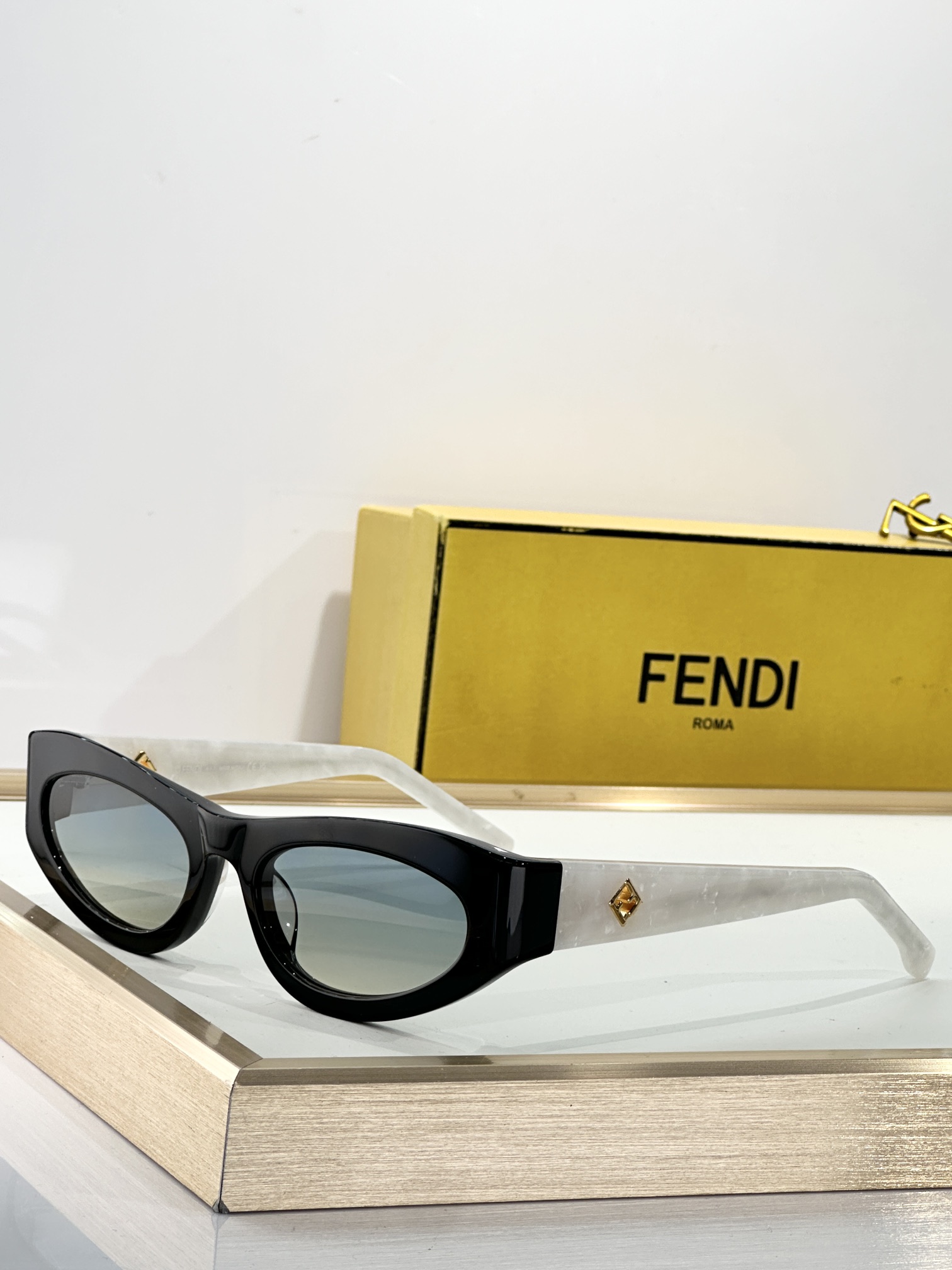  Fendi*
MOD FE40149U
Size58-19-140
