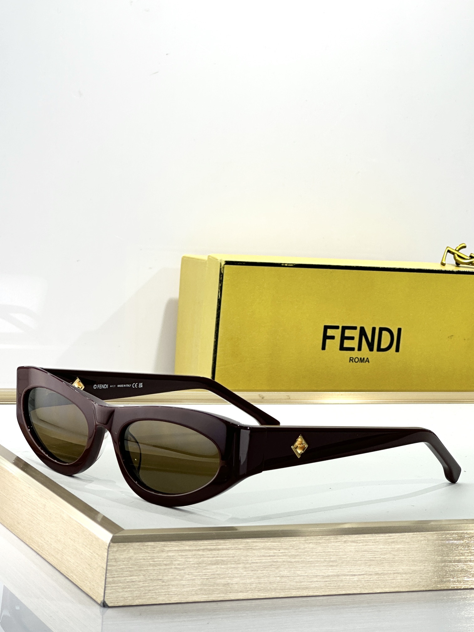  Fendi*
MOD FE40149U
Size58-19-140
