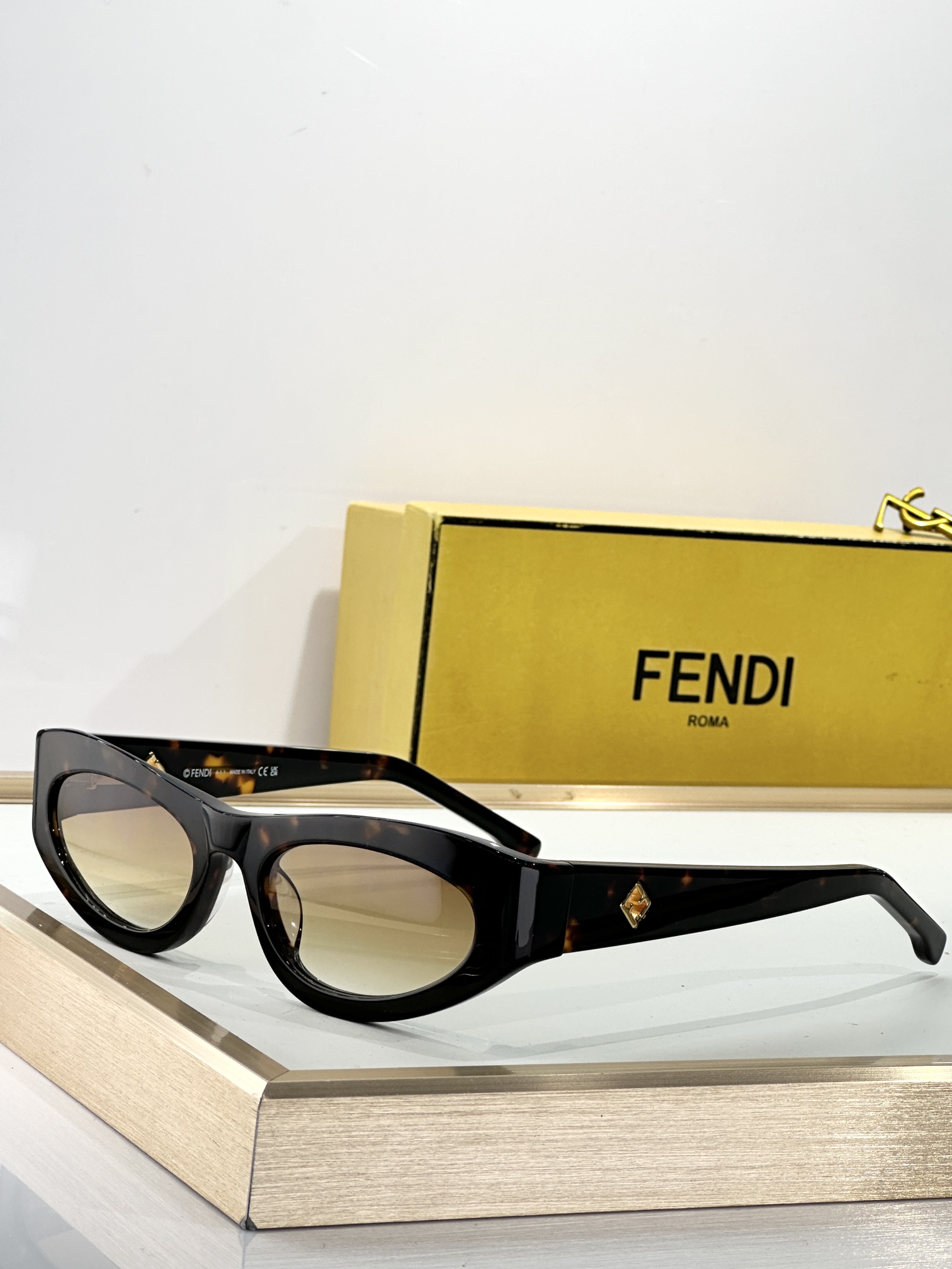  Fendi*
MOD FE40149U
Size58-19-140
