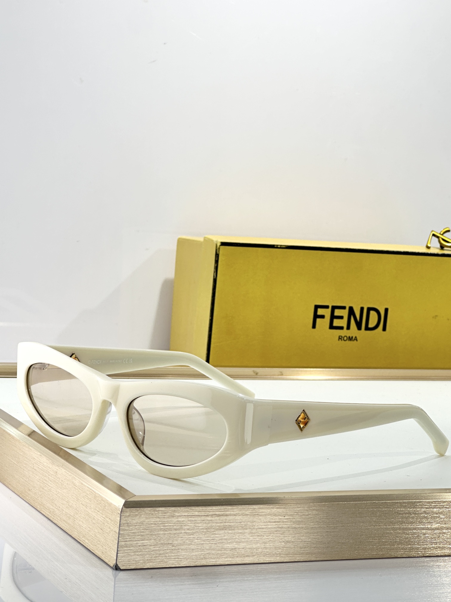  Fendi*
MOD FE40149U
Size58-19-140
