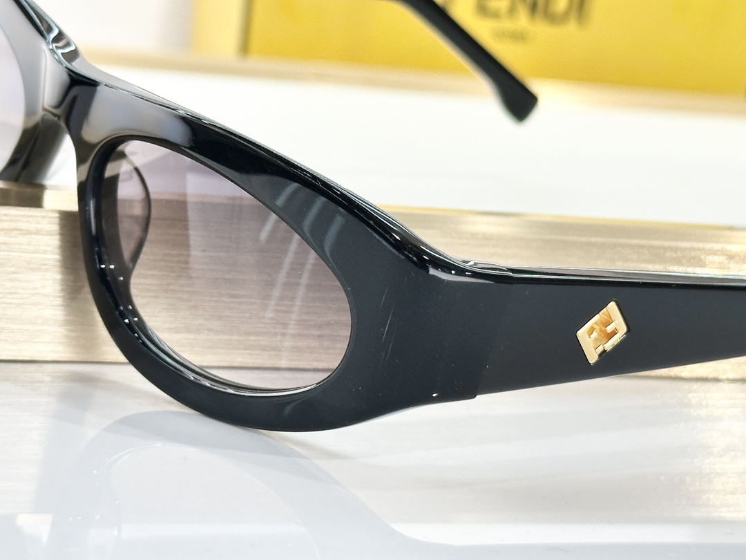 Fendi*
MOD FE40149U
Size58-19-140
