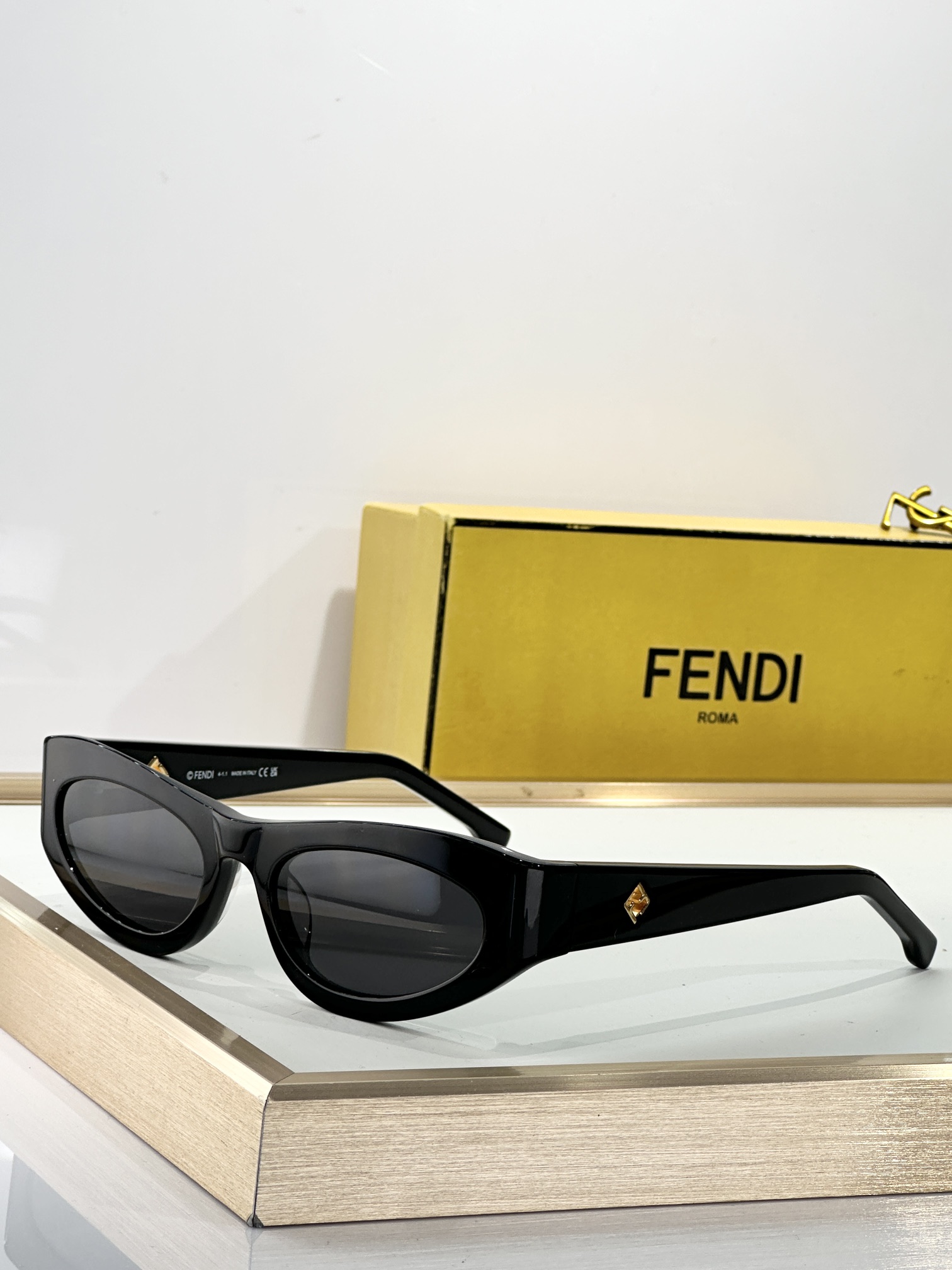  Fendi*
MOD FE40149U
Size58-19-140
