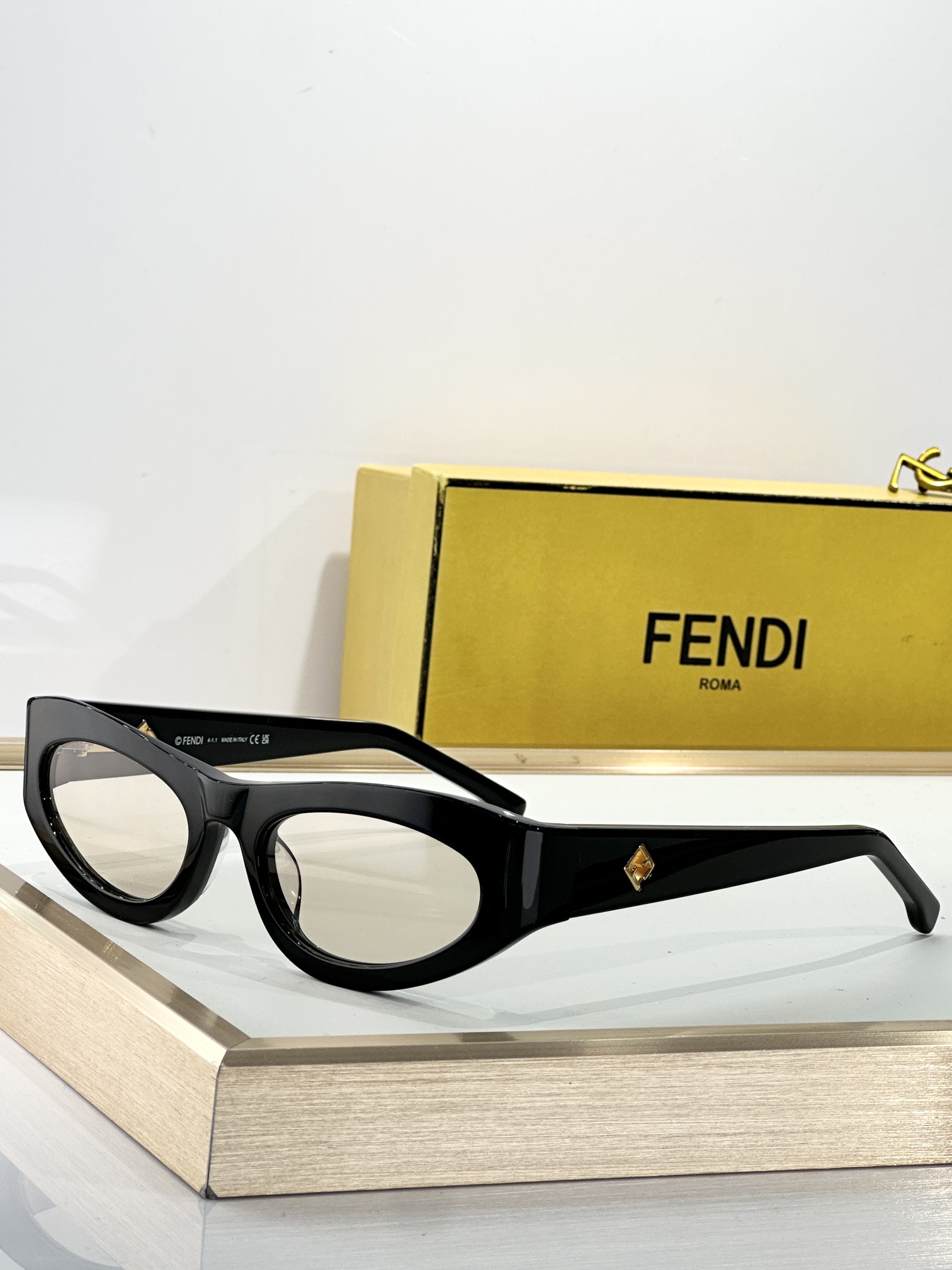  Fendi*
MOD FE40149U
Size58-19-140

