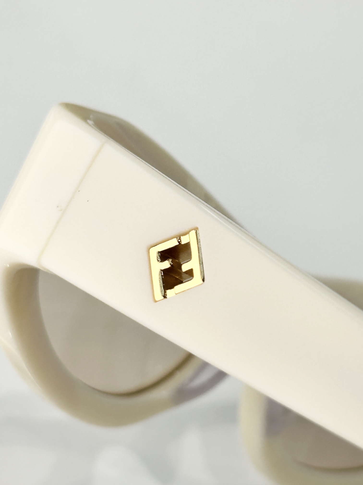  ￼ Fendi*
MOD FE40149U
Size58-19-140
