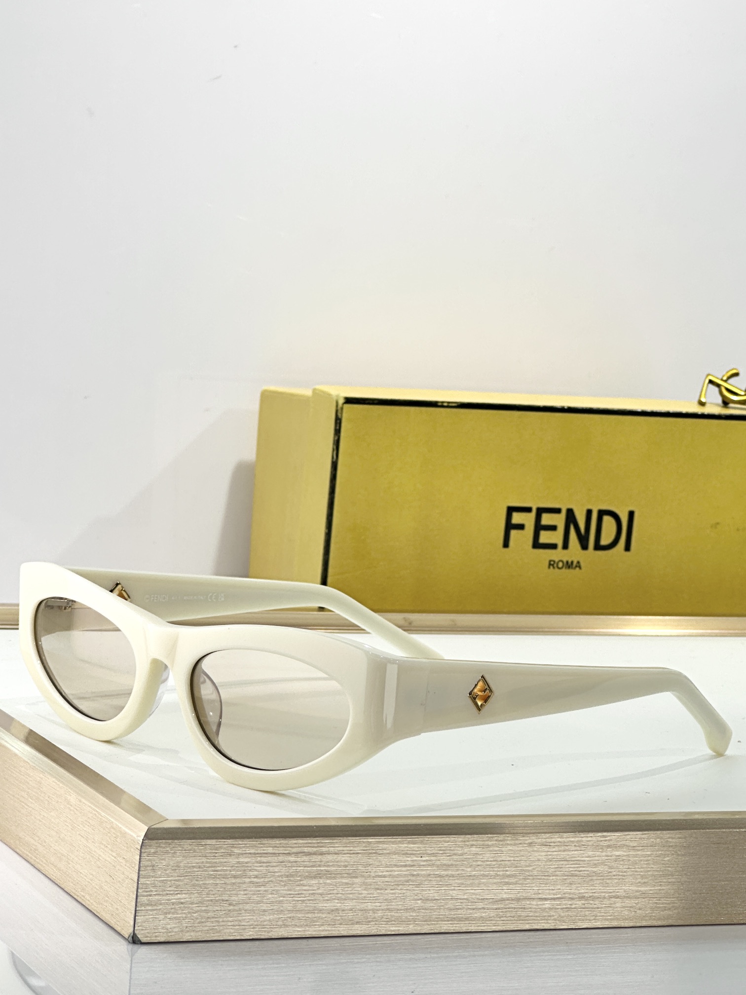  ￼ Fendi*
MOD FE40149U
Size58-19-140
