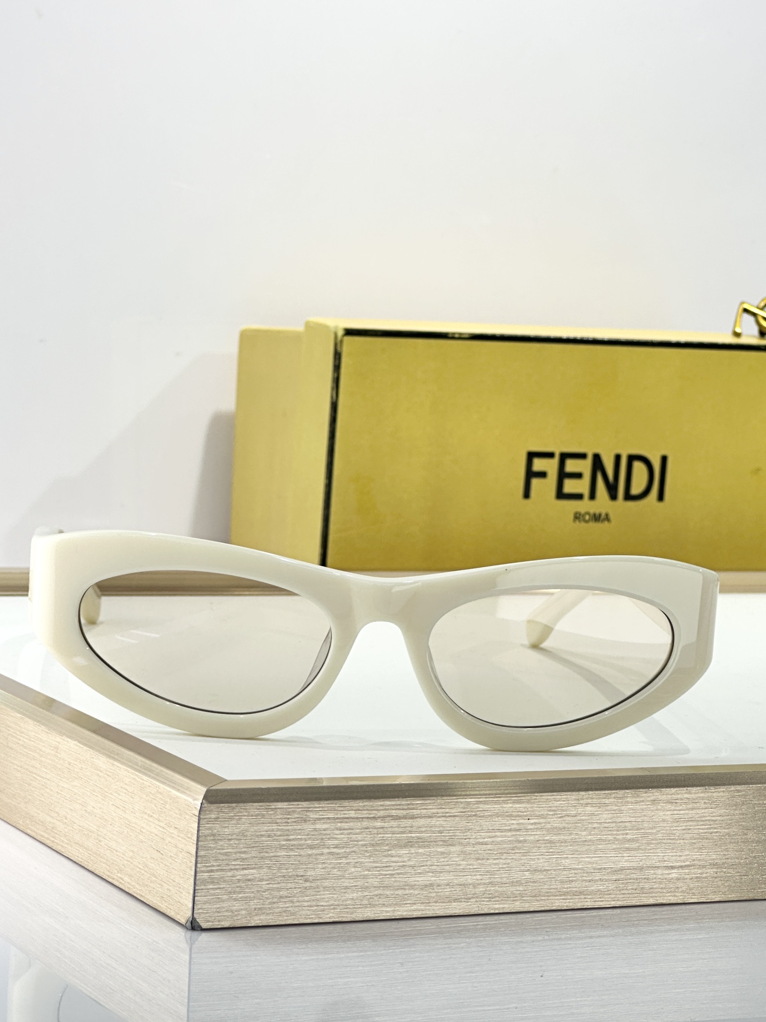  ￼ Fendi*
MOD FE40149U
Size58-19-140
