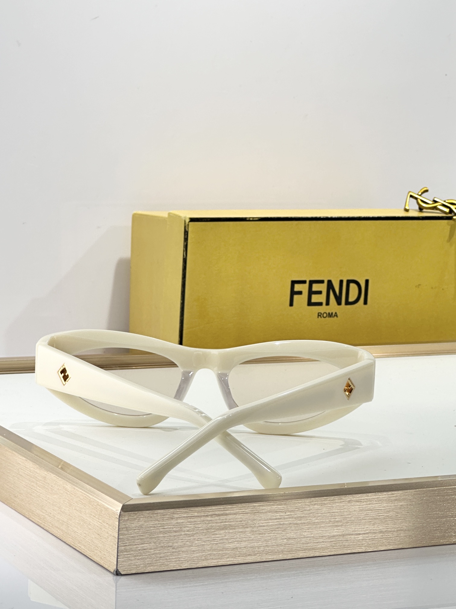  ￼ Fendi*
MOD FE40149U
Size58-19-140
