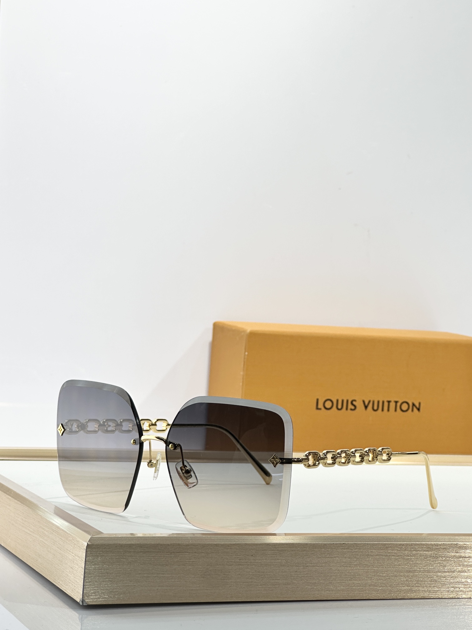  LOUIS VUITTO*
MODEL：Z1860U
SIZE：61口14-140
