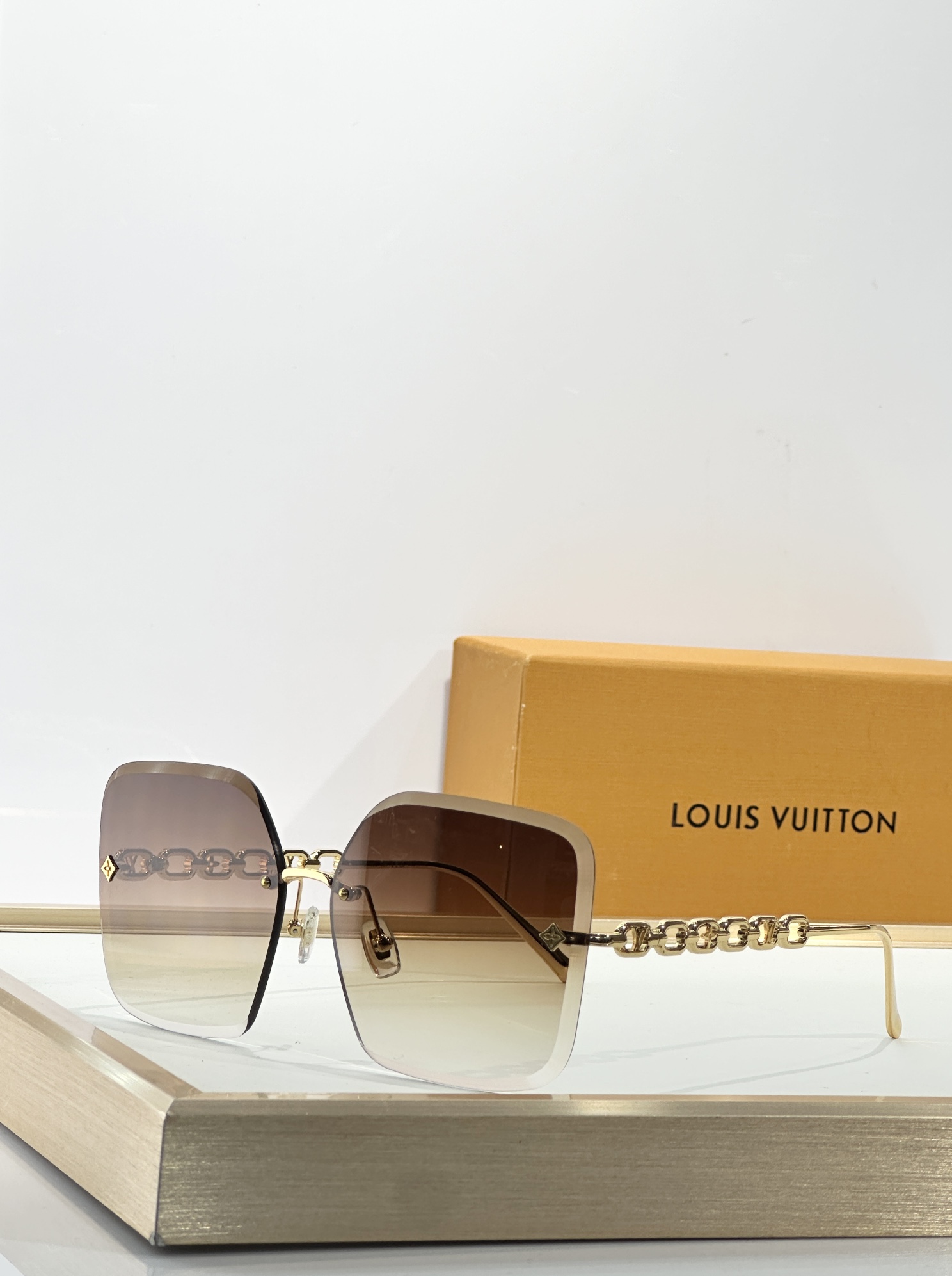  LOUIS VUITTO*
MODEL：Z1860U
SIZE：61口14-140
