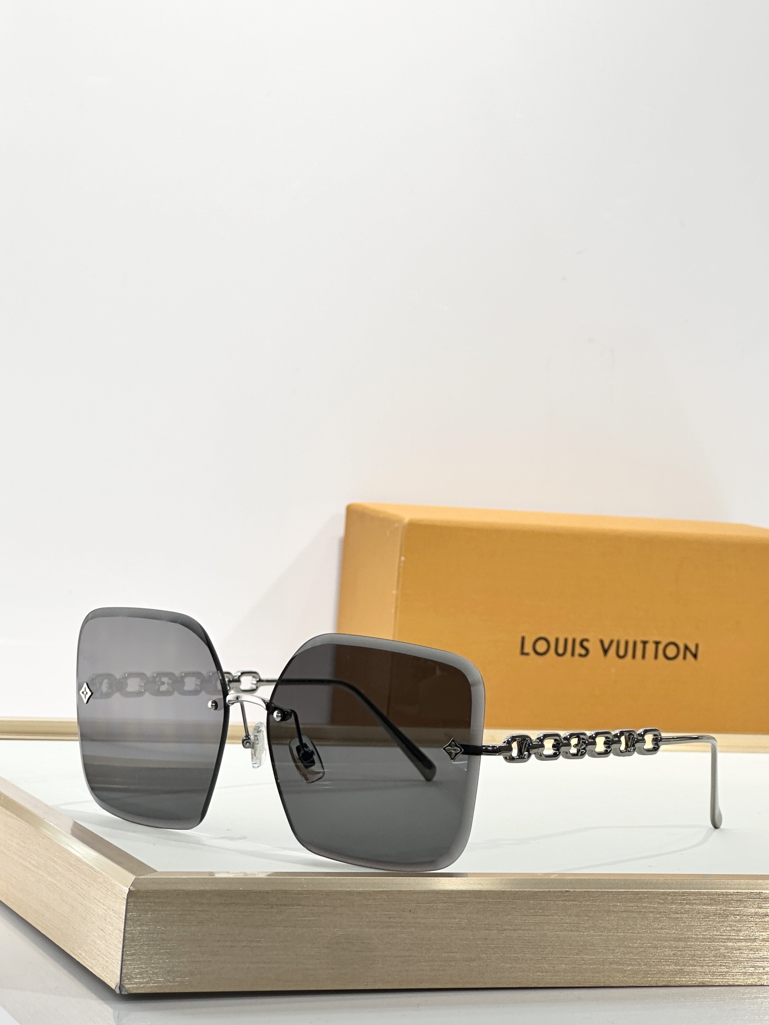  LOUIS VUITTO*
MODEL：Z1860U
SIZE：61口14-140
