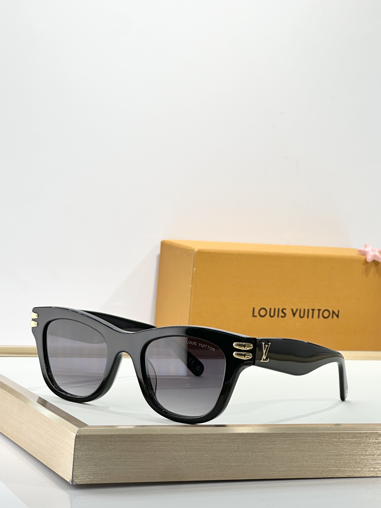  LOUIS VUITTO*
MODEL：Z2927U
SIZE：51口22-145
