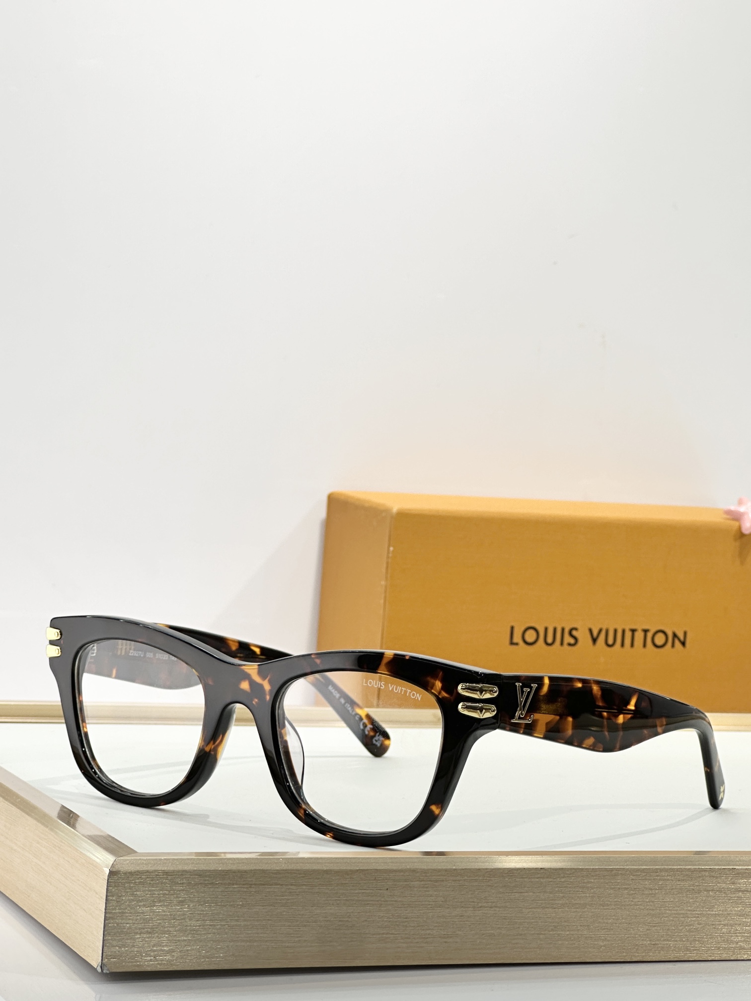  LOUIS VUITTO*
MODEL：Z2927U
SIZE：51口22-145
