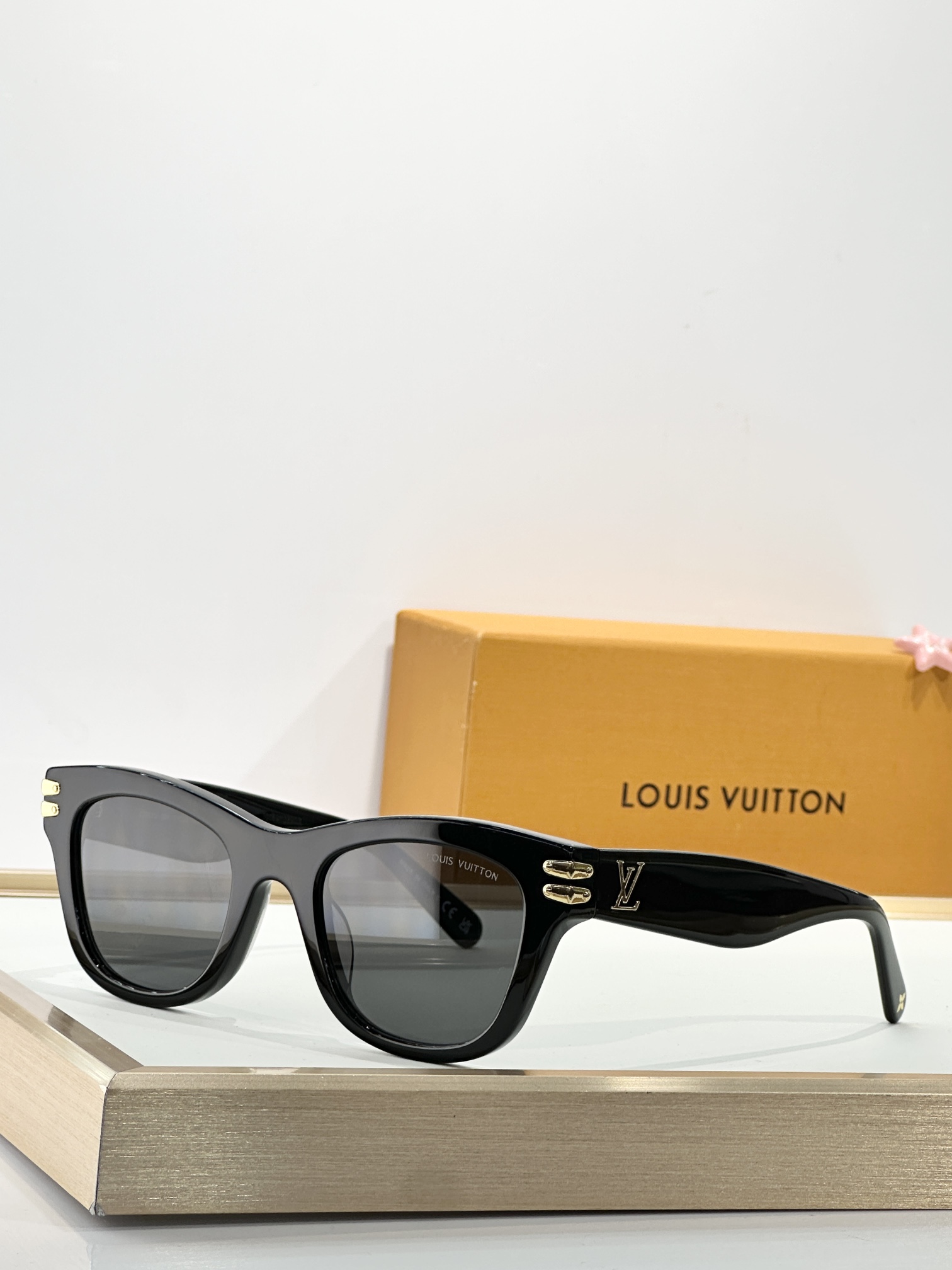  LOUIS VUITTO*
MODEL：Z2927U
SIZE：51口22-145
