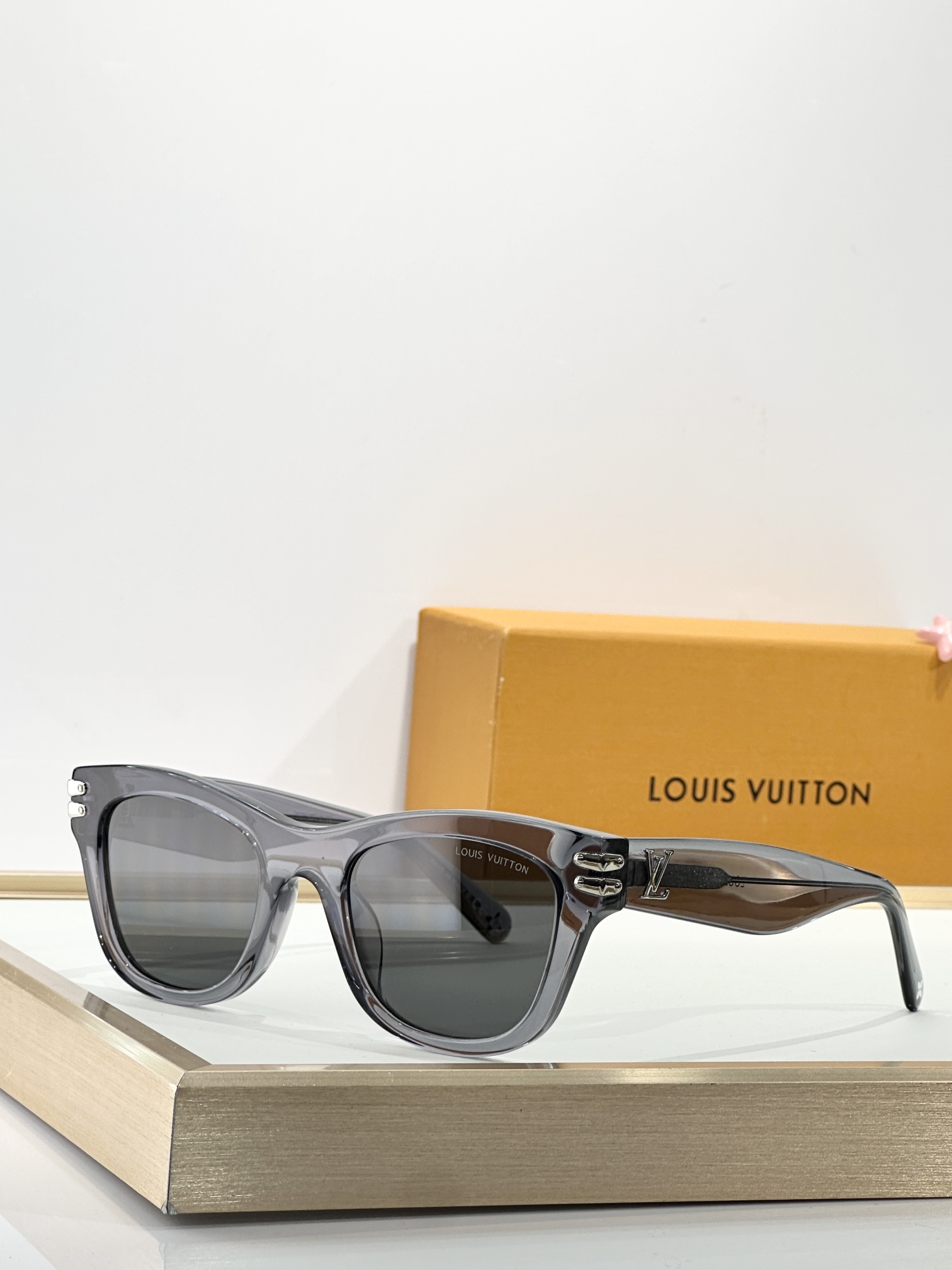  LOUIS VUITTO*
MODEL：Z2927U
SIZE：51口22-145
