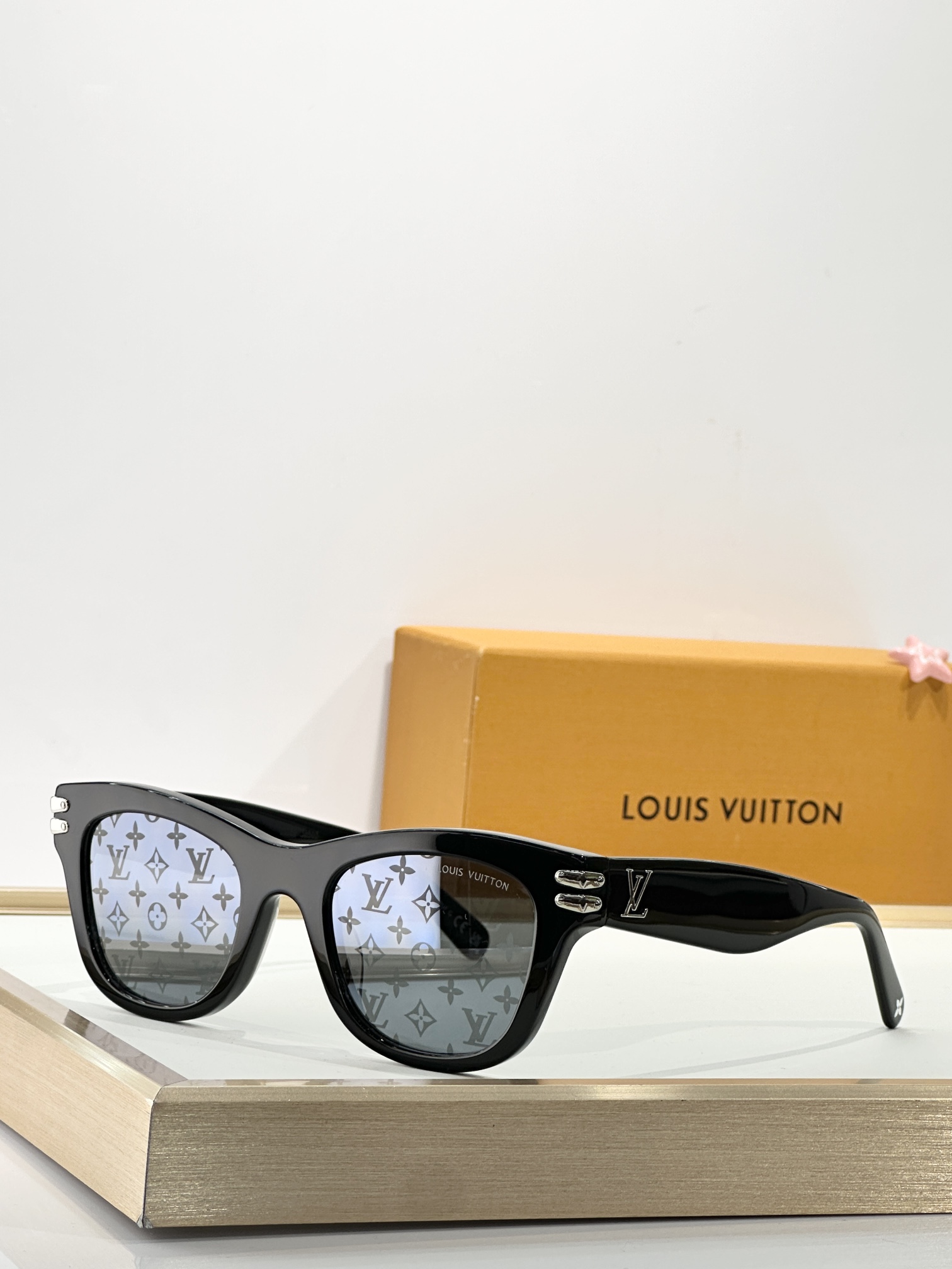  LOUIS VUITTO*
MODEL：Z2927U
SIZE：51口22-145
