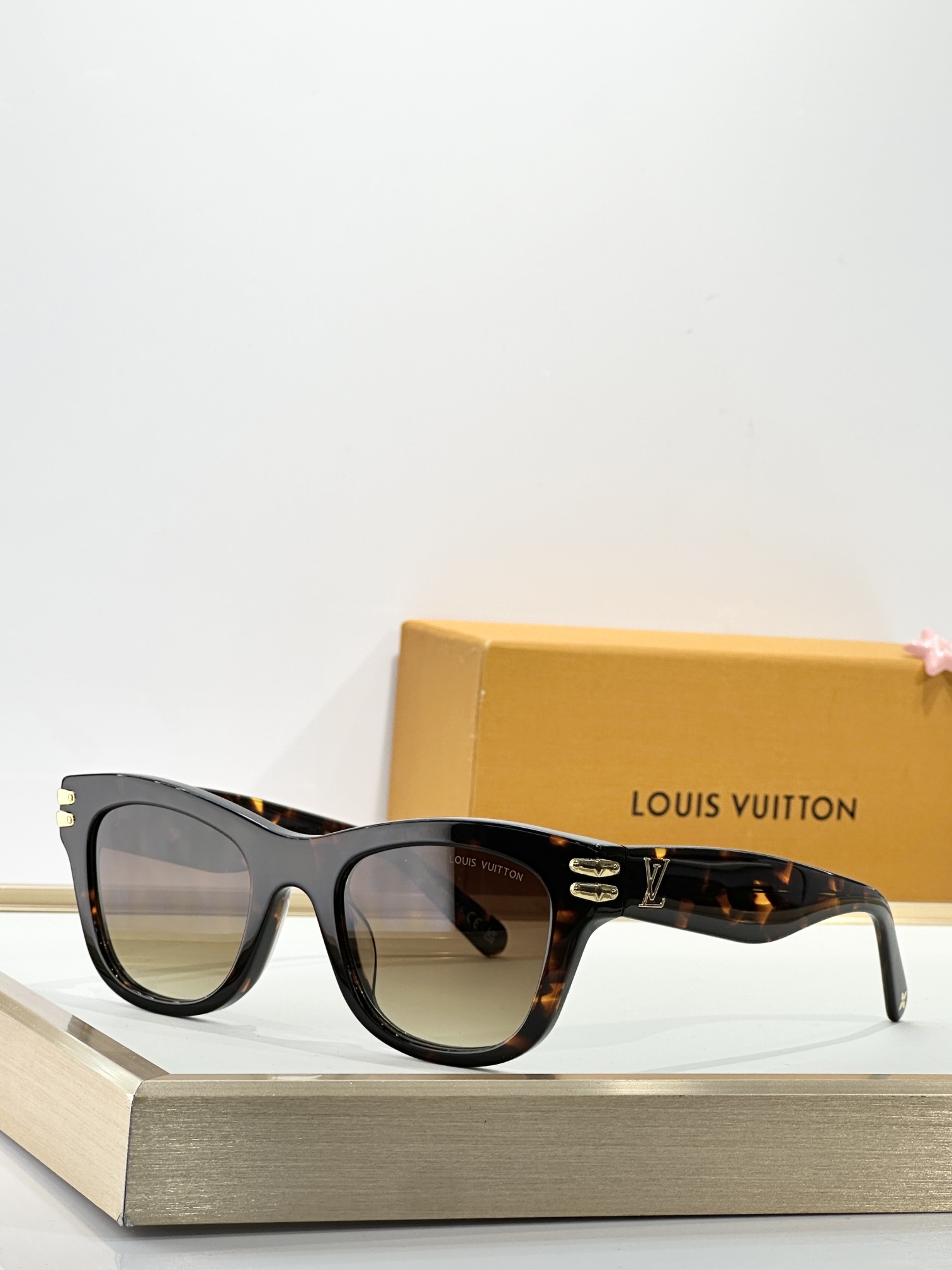  LOUIS VUITTO*
MODEL：Z2927U
SIZE：51口22-145
