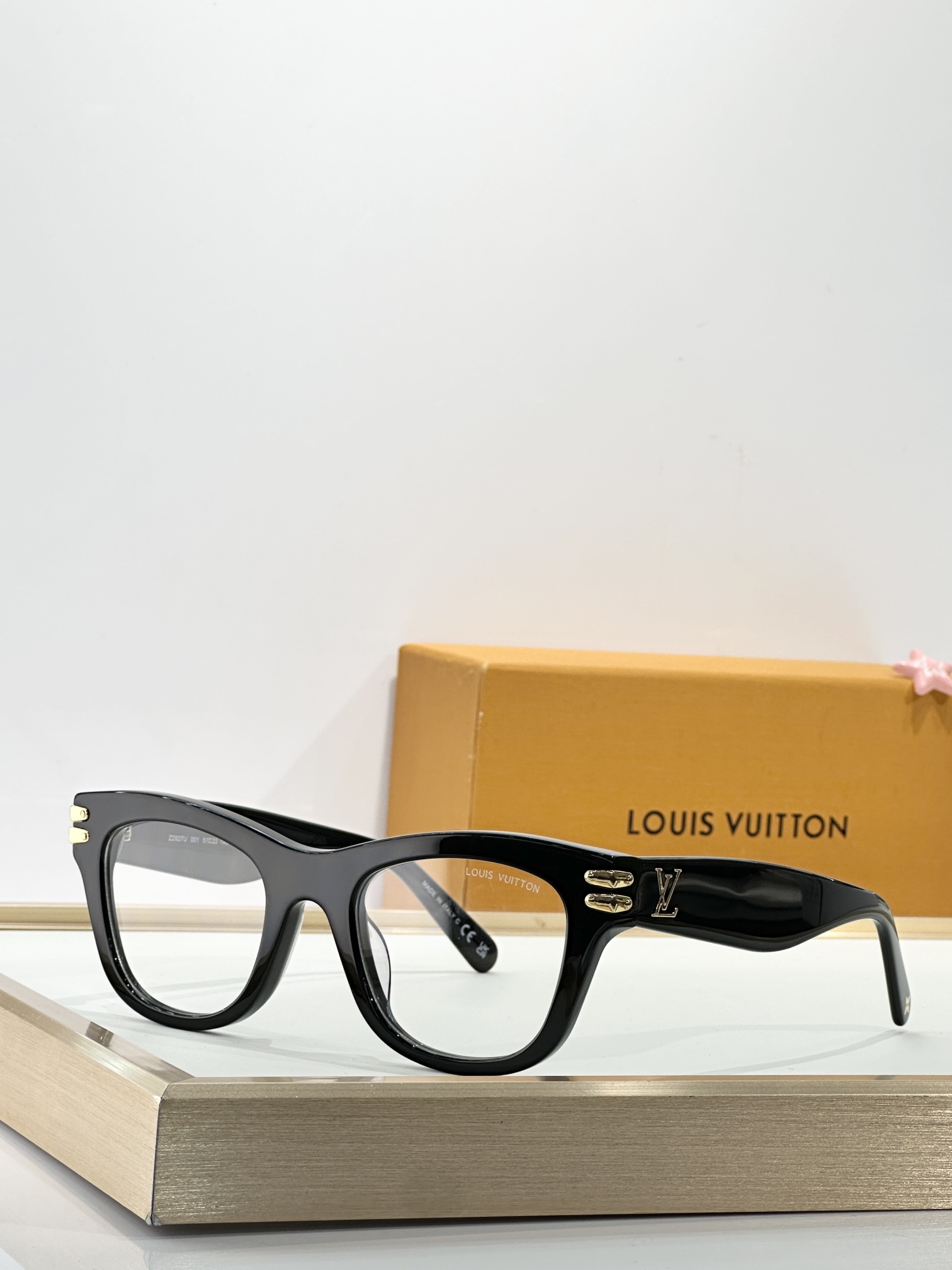  LOUIS VUITTO*
MODEL：Z2927U
SIZE：51口22-145
