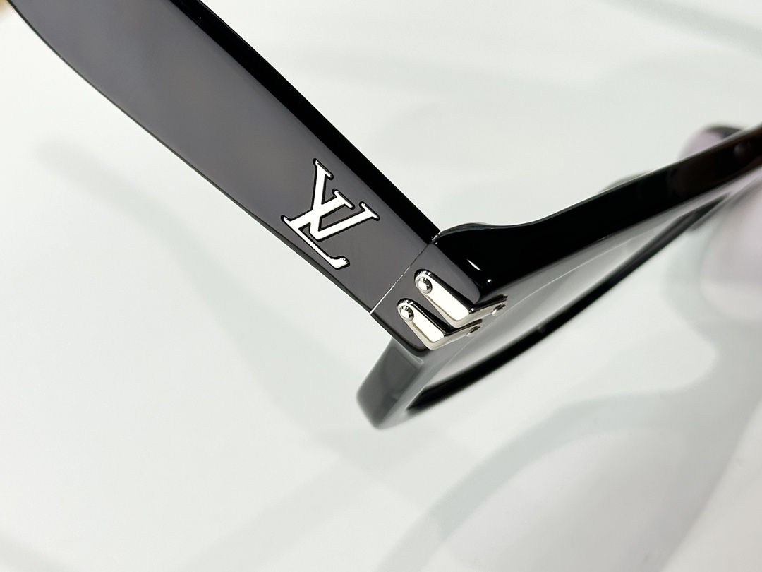  LOUIS VUITTO*
MODEL：Z2927U
SIZE：51口22-145
