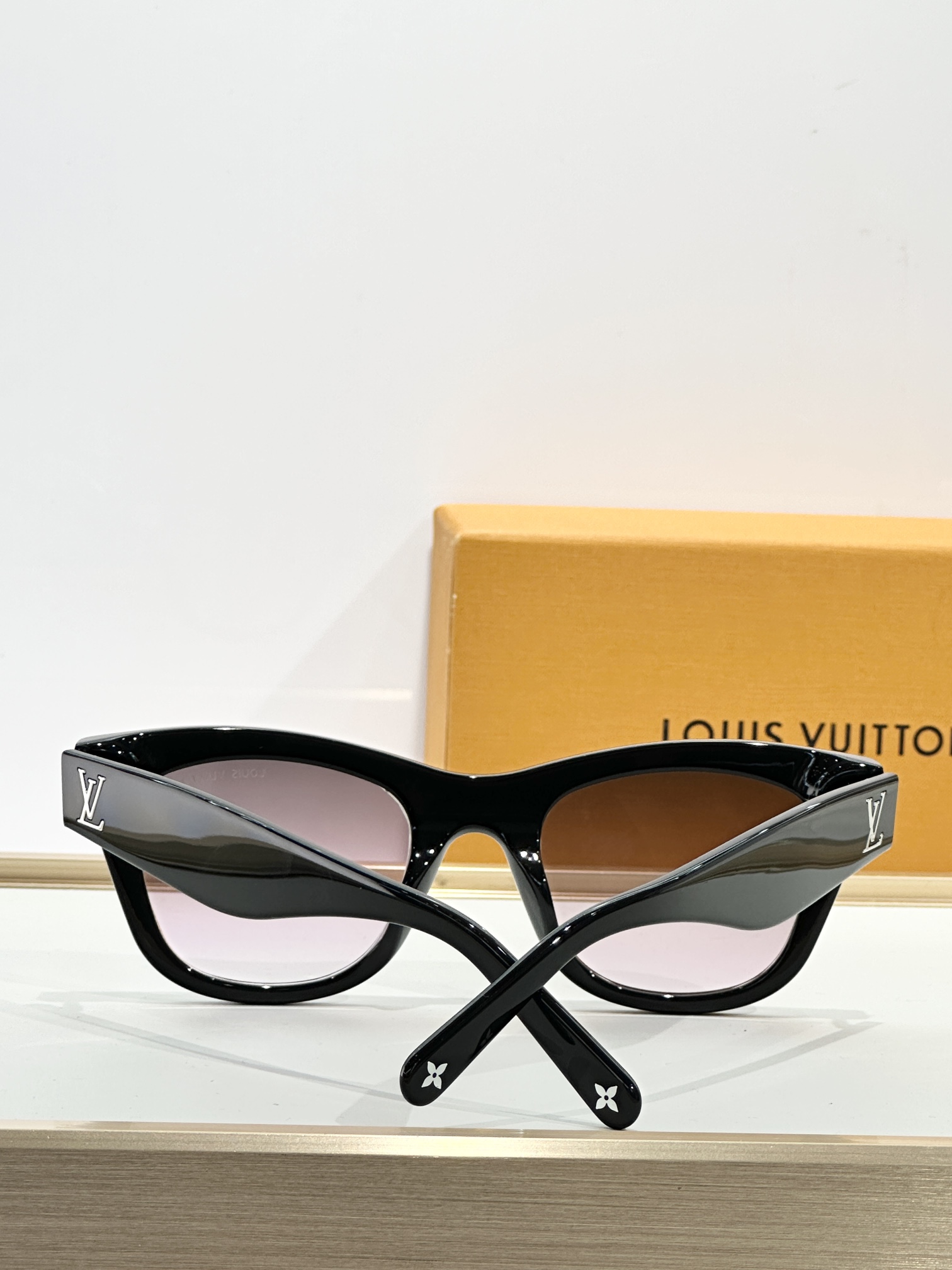  LOUIS VUITTO*
MODEL：Z2927U
SIZE：51口22-145
