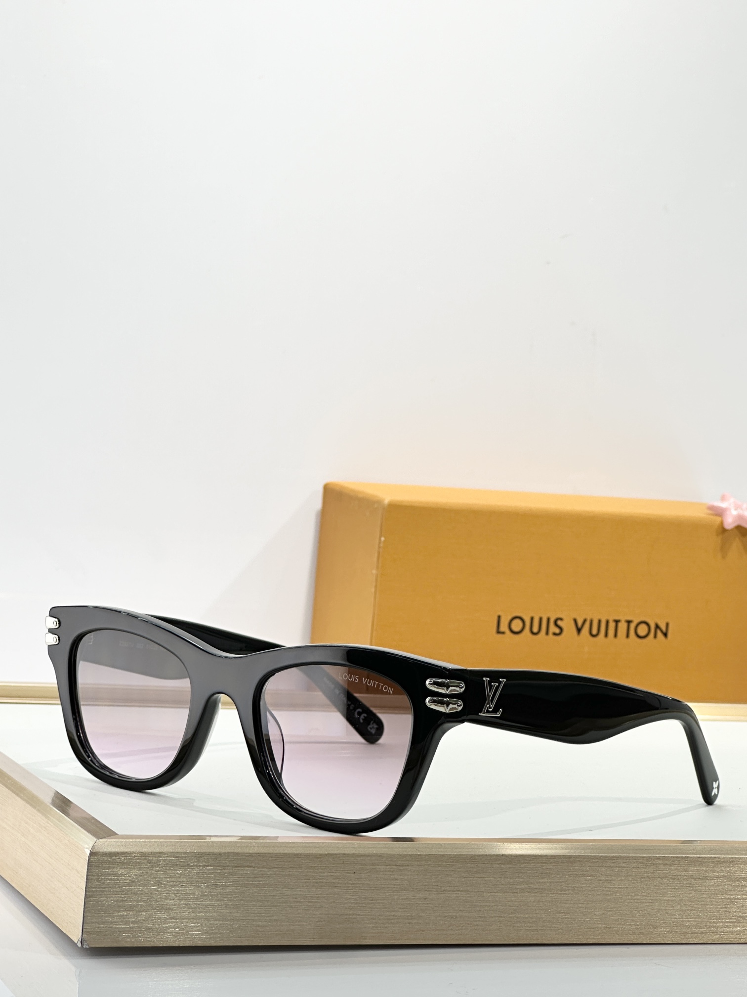  LOUIS VUITTO*
MODEL：Z2927U
SIZE：51口22-145
