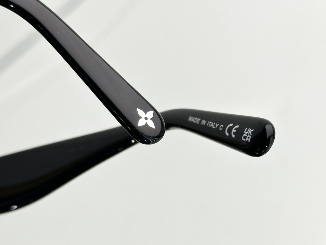  LOUIS VUITTO*
MODEL：Z2927U
SIZE：51口22-145
