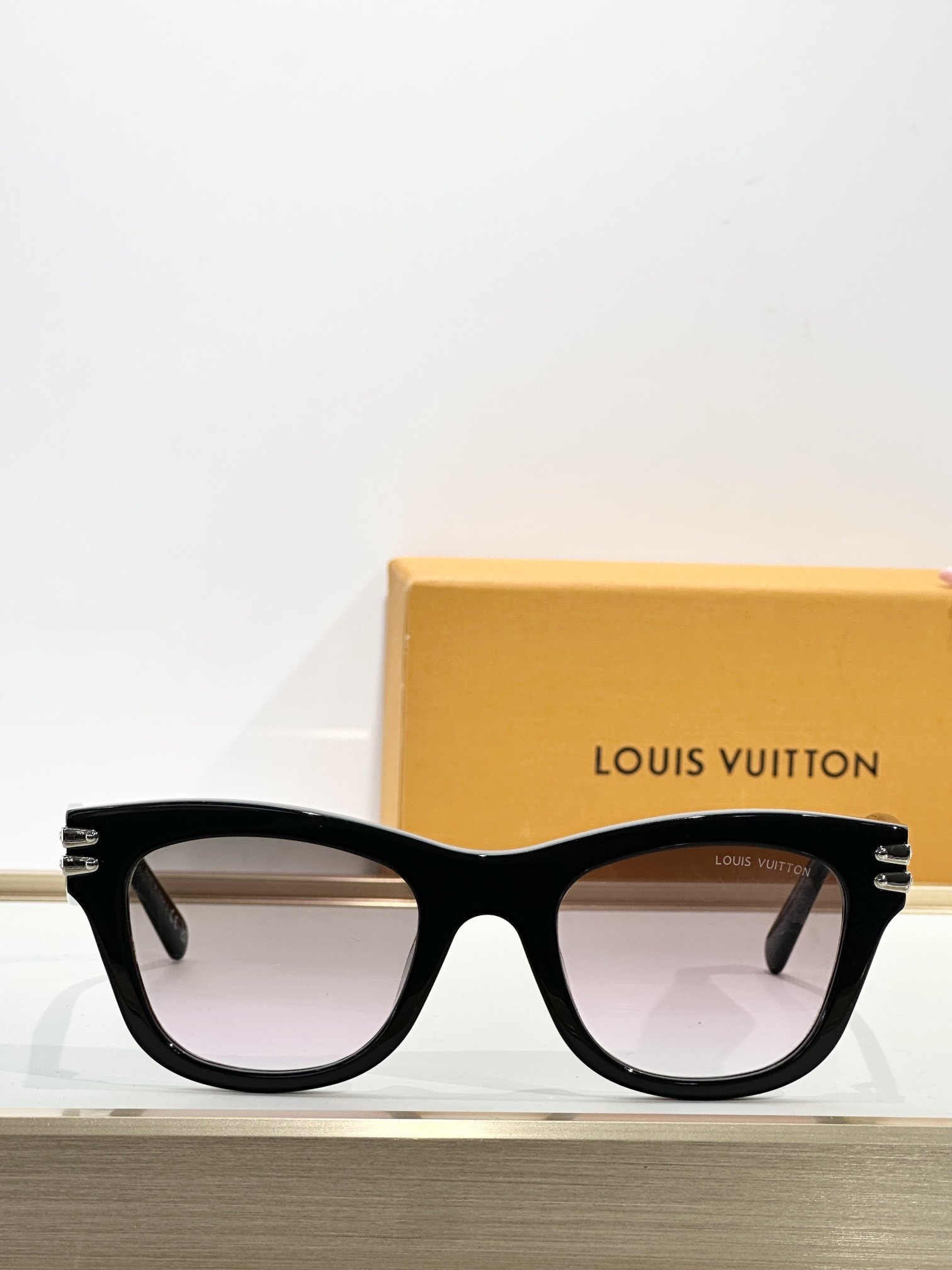 LOUIS VUITTO*
MODEL：Z2927U
SIZE：51口22-145
