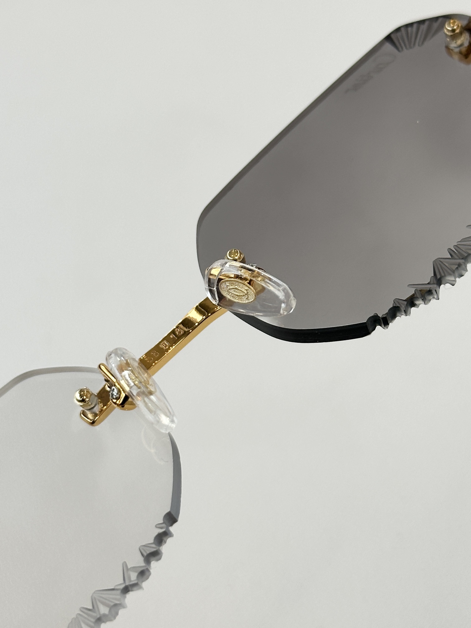  Cartier
MOD：CT08142J
MOD：58口18 140


