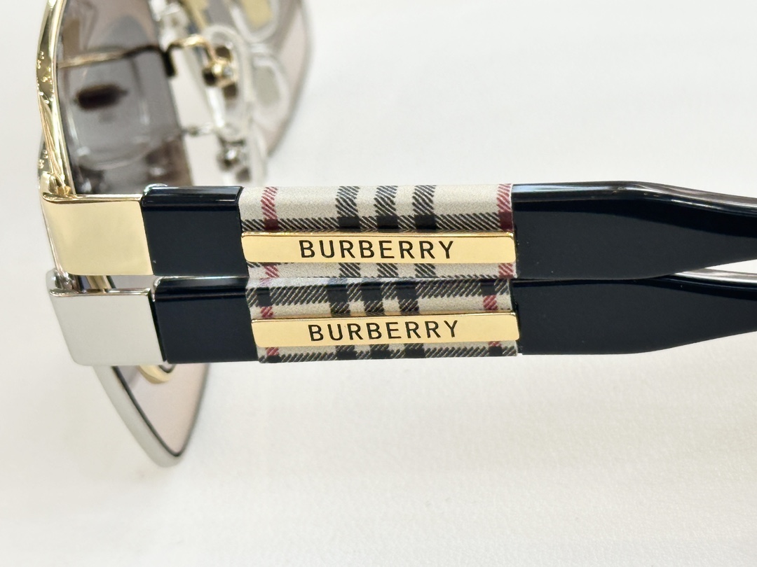  BURBERRY
MOD：BE2395
Size：54口19 145
