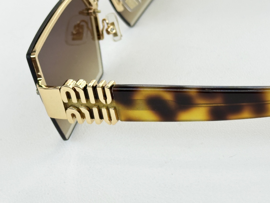  MIU MI*
MOD：MU 118AV
Size：61口15 140
