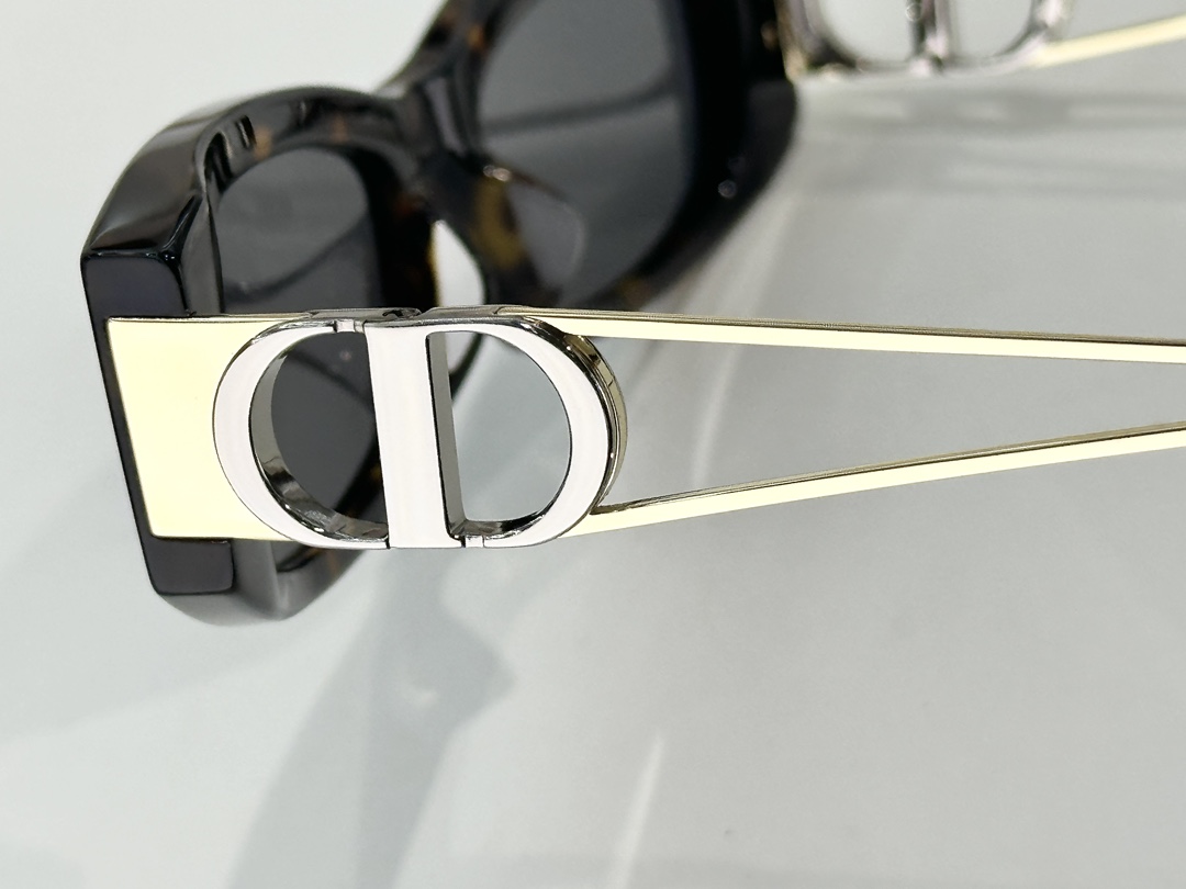  Dior
MODEL：30Montaigne S14F
SIZE：  57口17-135


