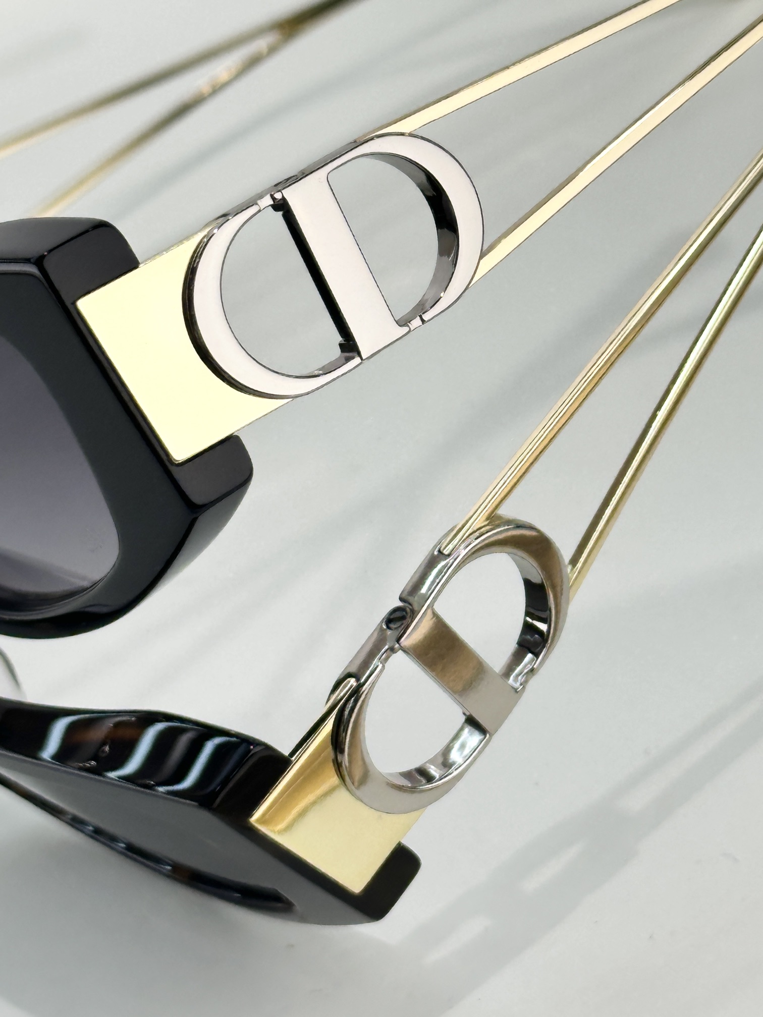  Dior
MODEL：30Montaigne S14F
SIZE：  57口17-135

