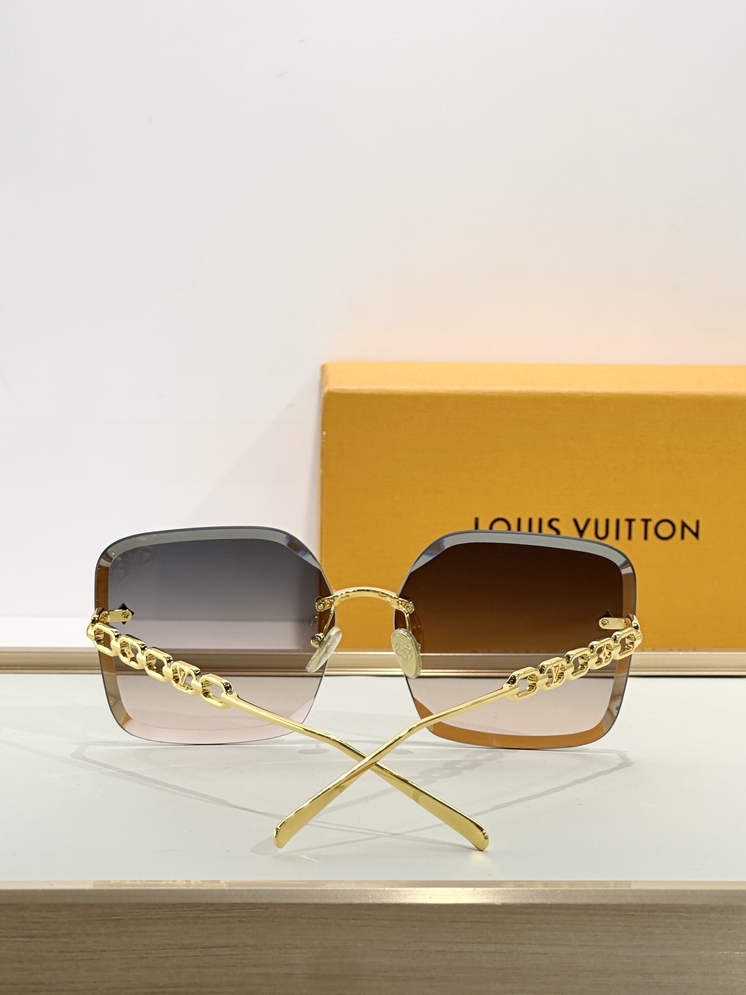  LOUIS VUITTON
MODEL：Z2162U
SIZE：61口15-140

