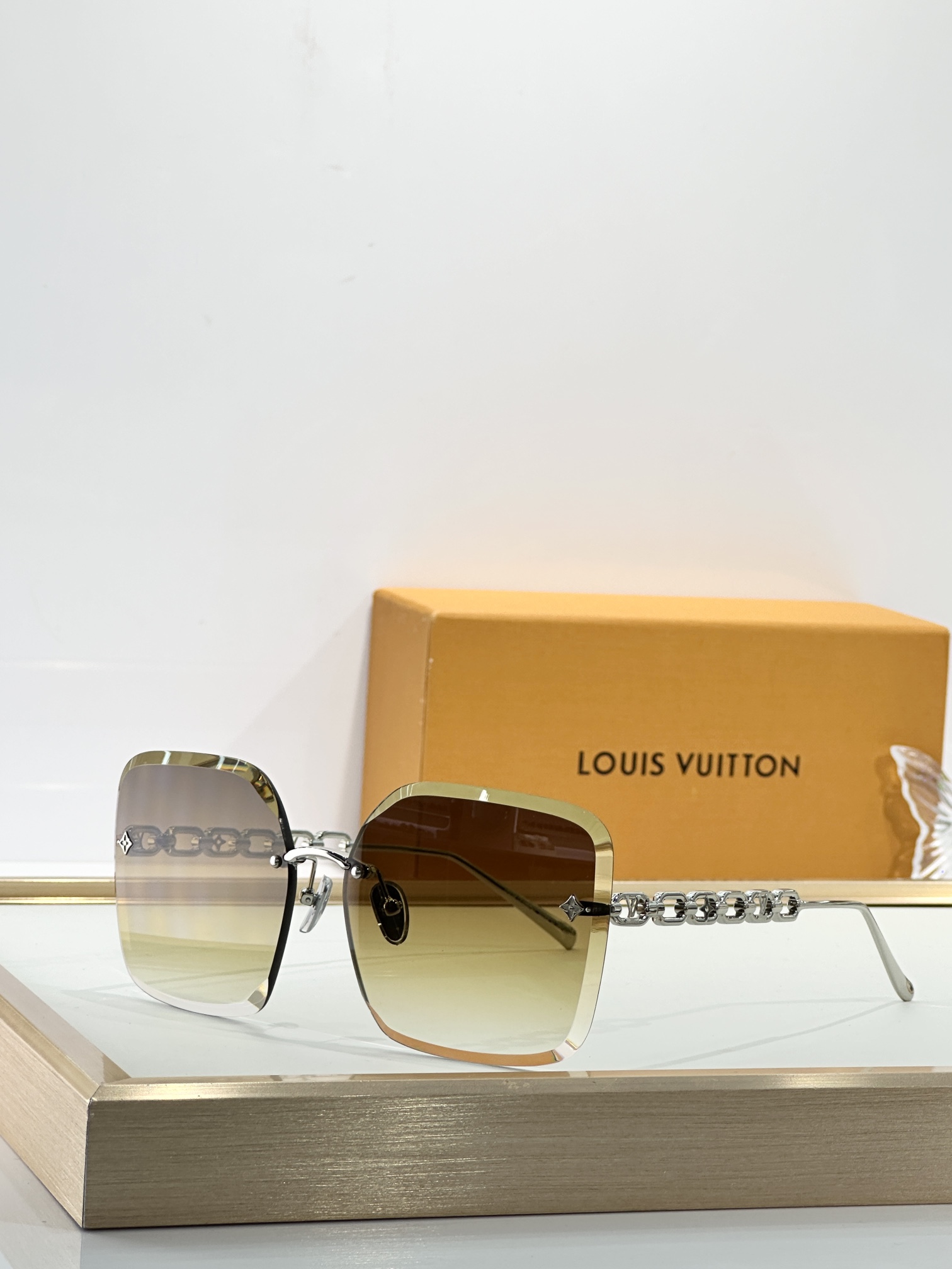  LOUIS VUITTON
MODEL：Z2162U
SIZE：61口15-140

