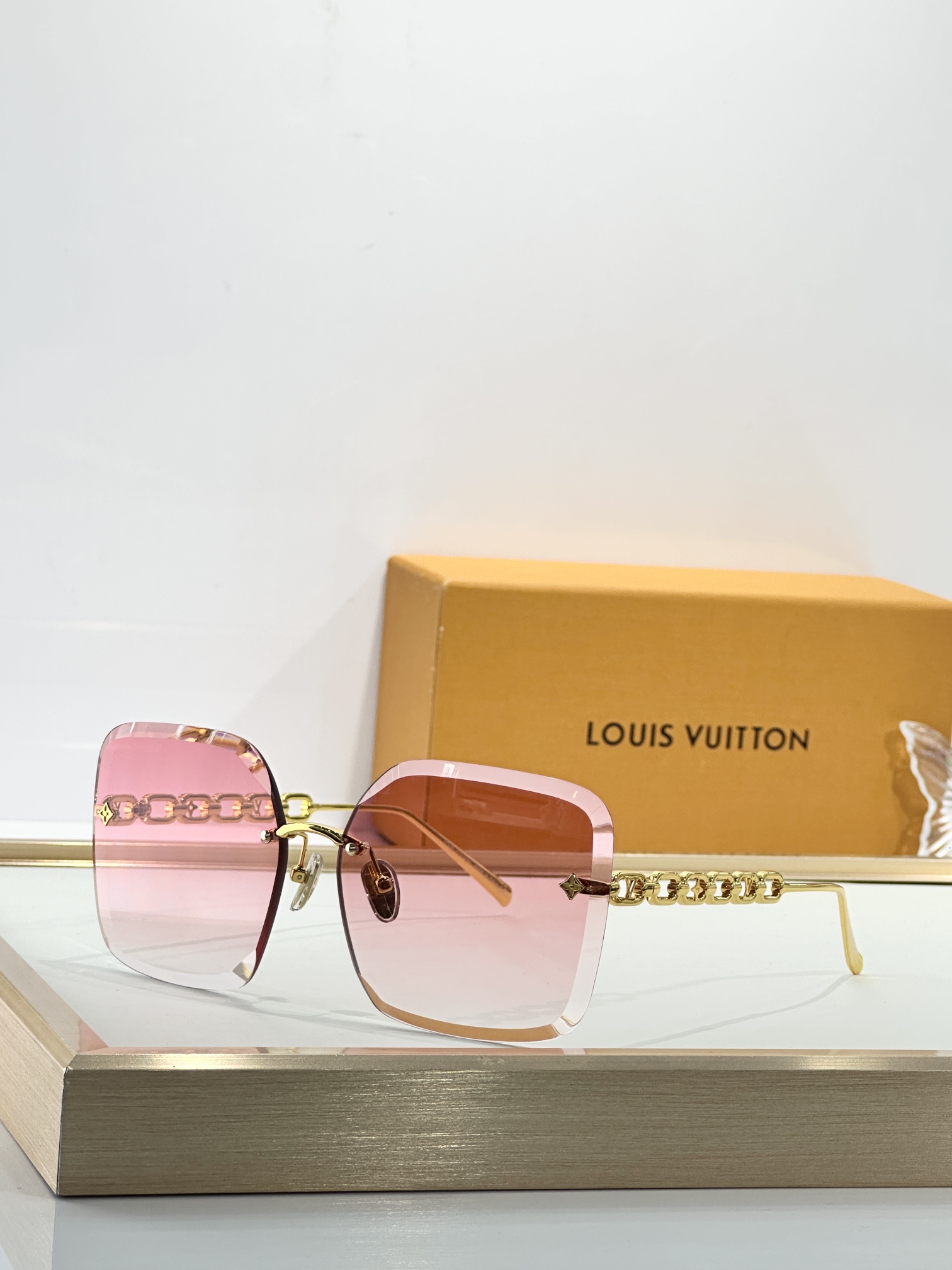  LOUIS VUITTON
MODEL：Z2162U
SIZE：61口15-140

