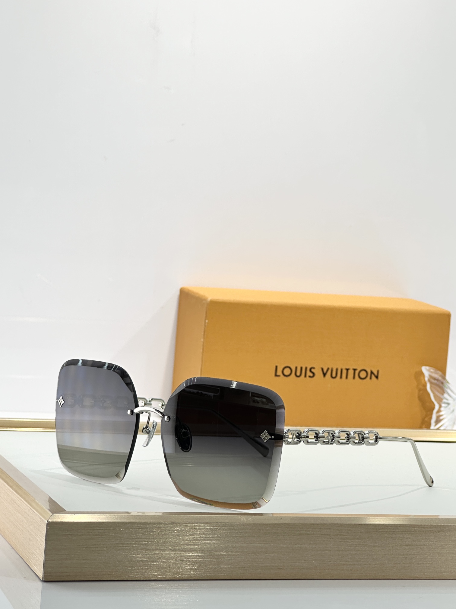  LOUIS VUITTON
MODEL：Z2162U
SIZE：61口15-140


