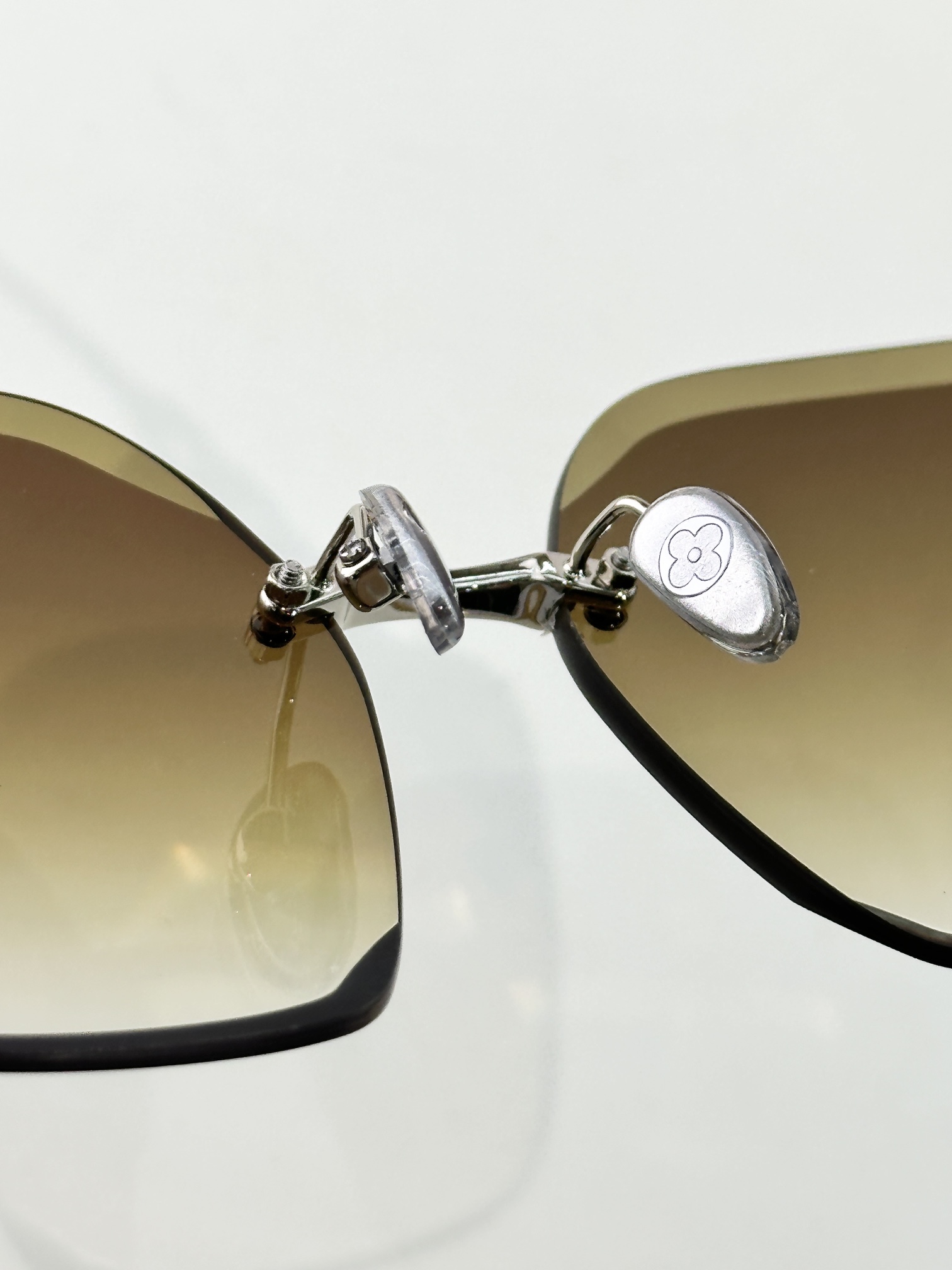  LOUIS VUITTON
MODEL：Z2162U
SIZE：61口15-140

