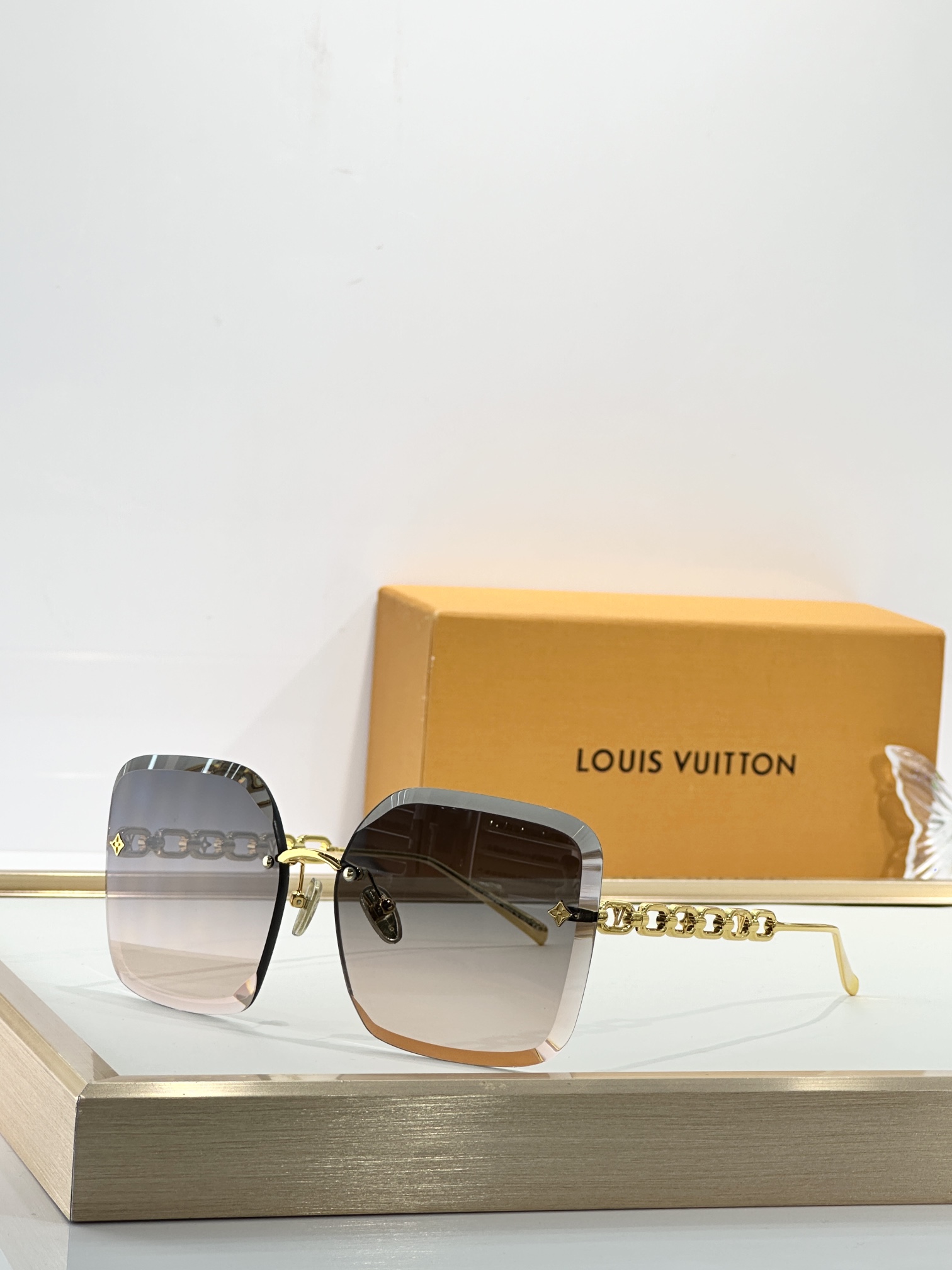 LOUIS VUITTON
MODEL：Z2162U
SIZE：61口15-140

