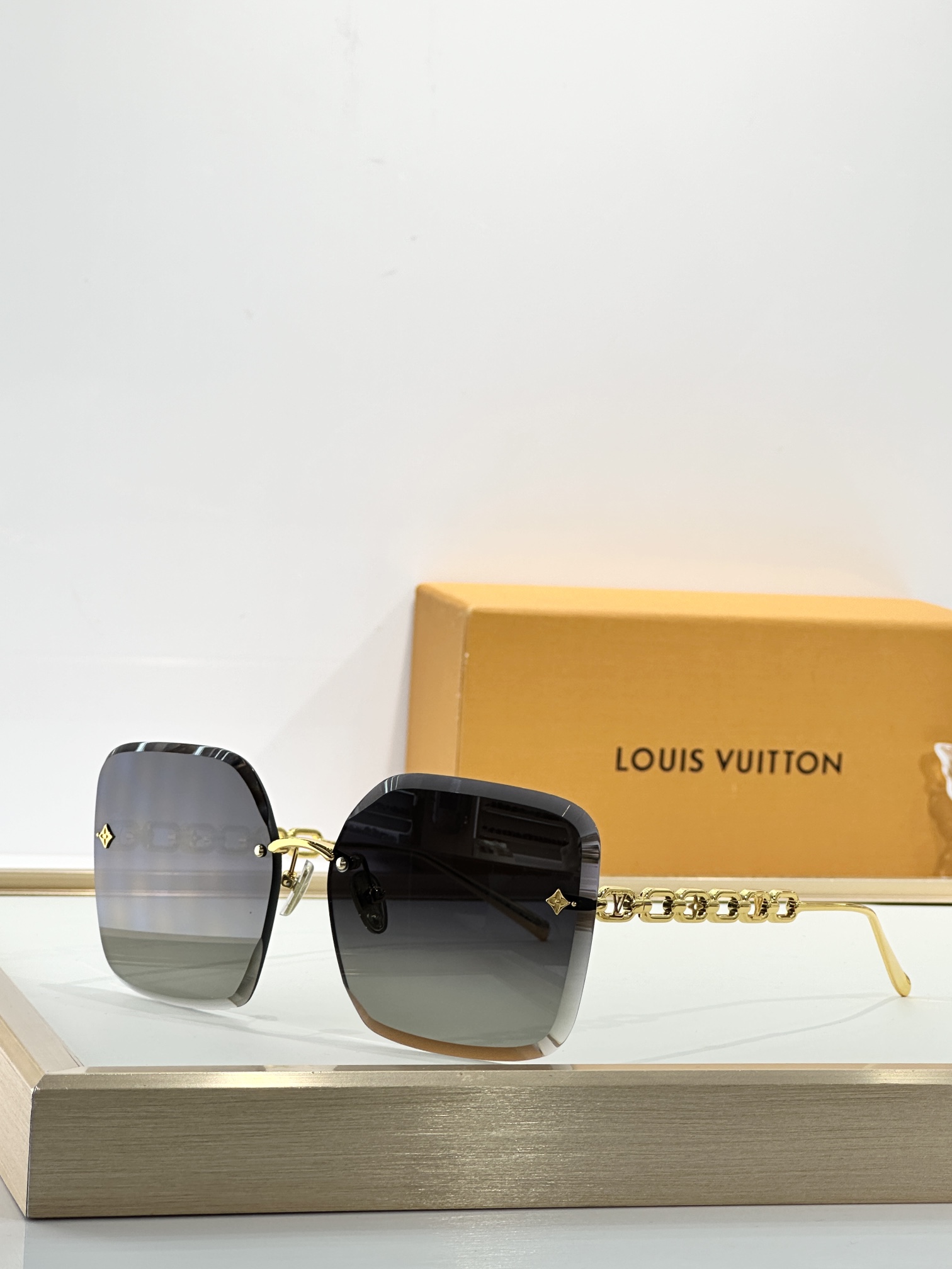  LOUIS VUITTON
MODEL：Z2162U
SIZE：61口15-140

