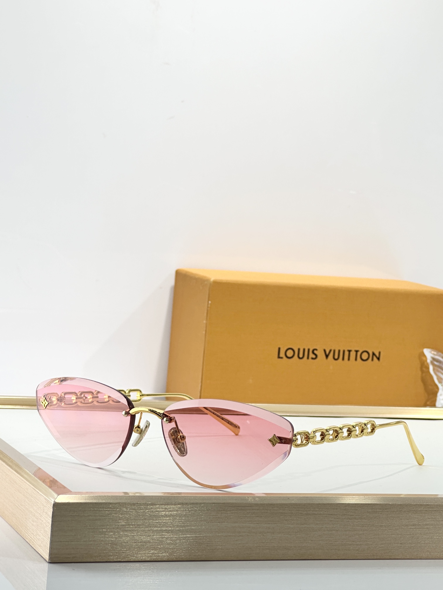 。LOUIS VUITTON
MODEL：Z3015U
SIZE：61口15-140
