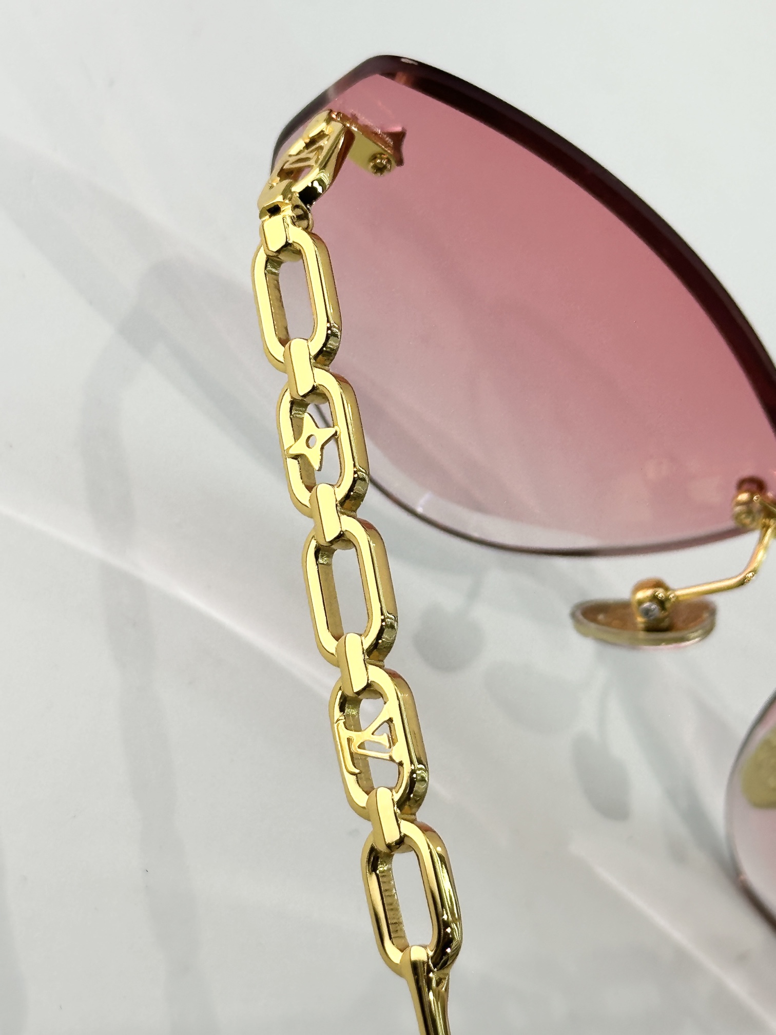 。LOUIS VUITTON
MODEL：Z3015U
SIZE：61口15-140
