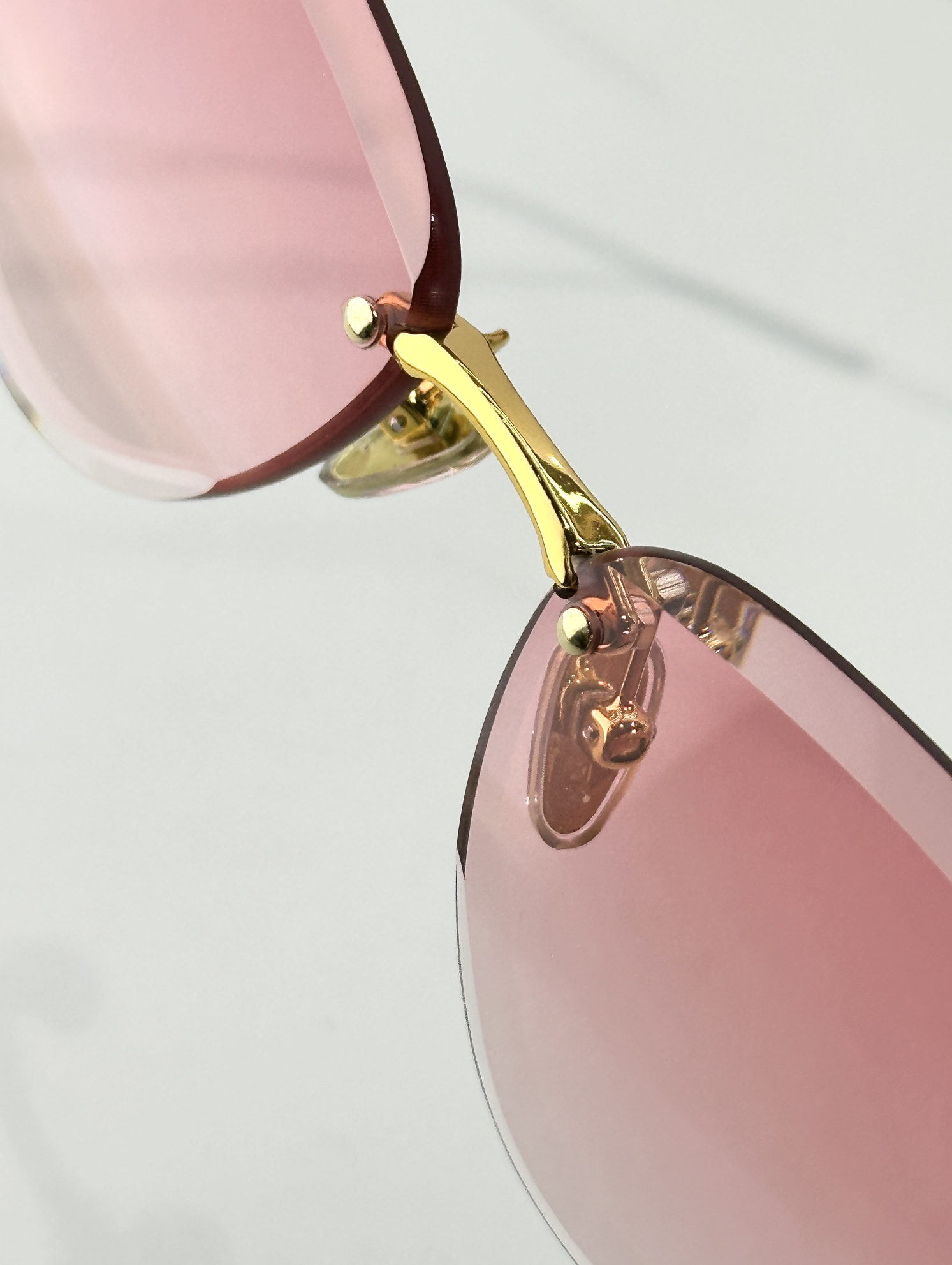 。LOUIS VUITTON
MODEL：Z3015U
SIZE：61口15-140
