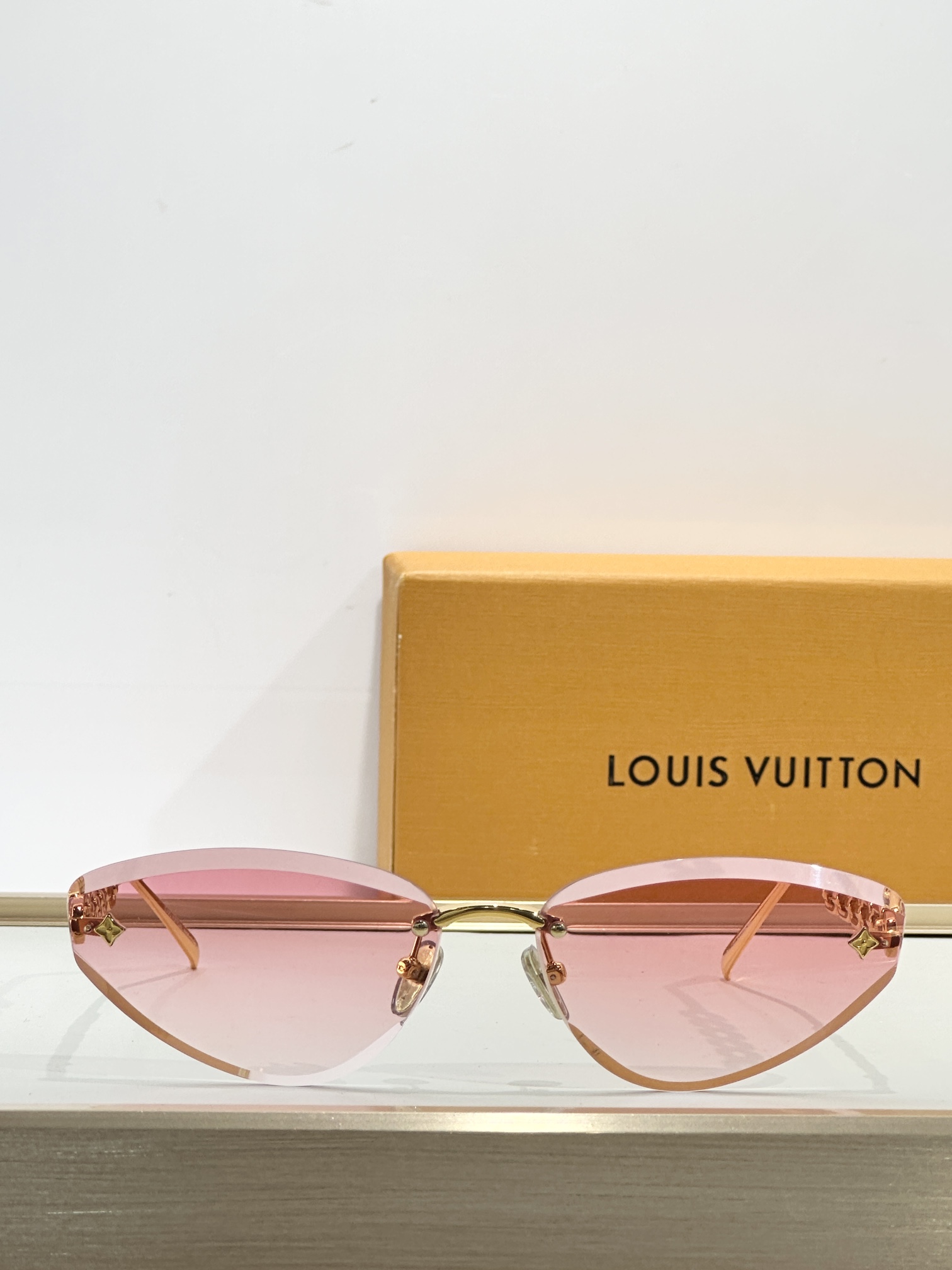 。LOUIS VUITTON
MODEL：Z3015U
SIZE：61口15-140
