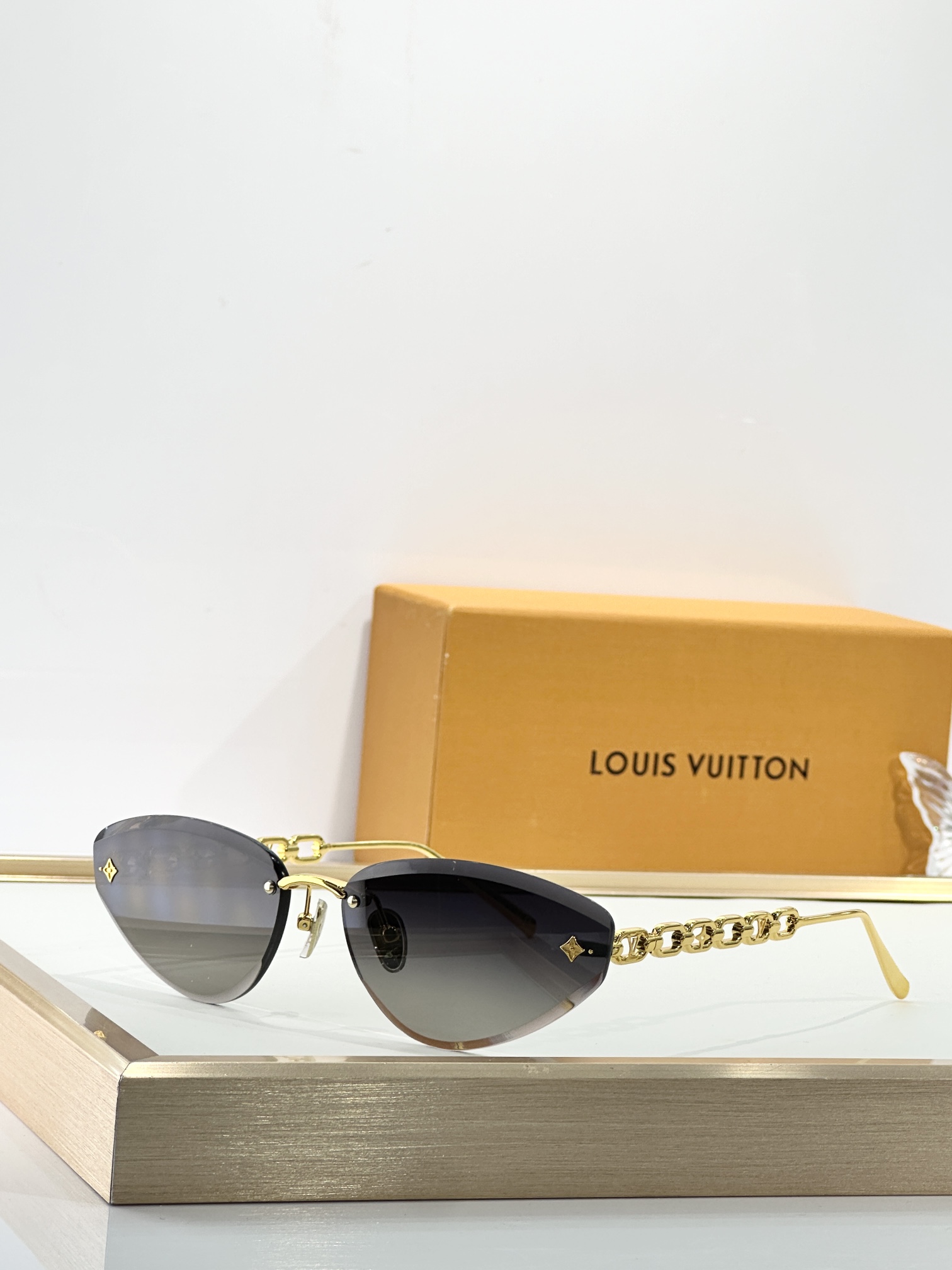  LOUIS VUITTON
MODEL：Z3015U
SIZE：61口15-140
